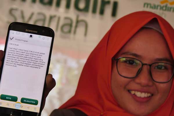 Pegawai Mandiri Syariah tengah menunjukkan fi tur wakaf sukuk CWLS Aceh diMandiri Syariah Mobile, di Aceh, pekan lalu.