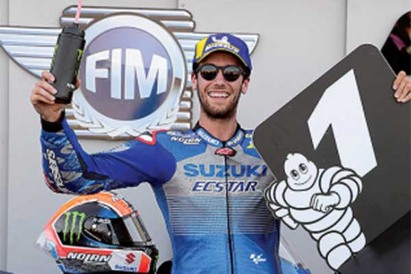 Pembalap Suzuki Ecstar Alex Rins berpose setelah memenangi GP Aragon, kemarin