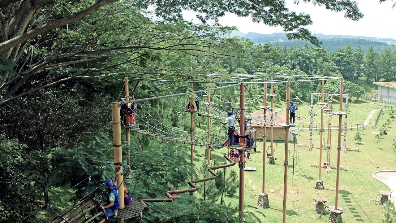 Hotel The Alana Sentul memiliki pilihan outbound di Taman Budaya Sentul.