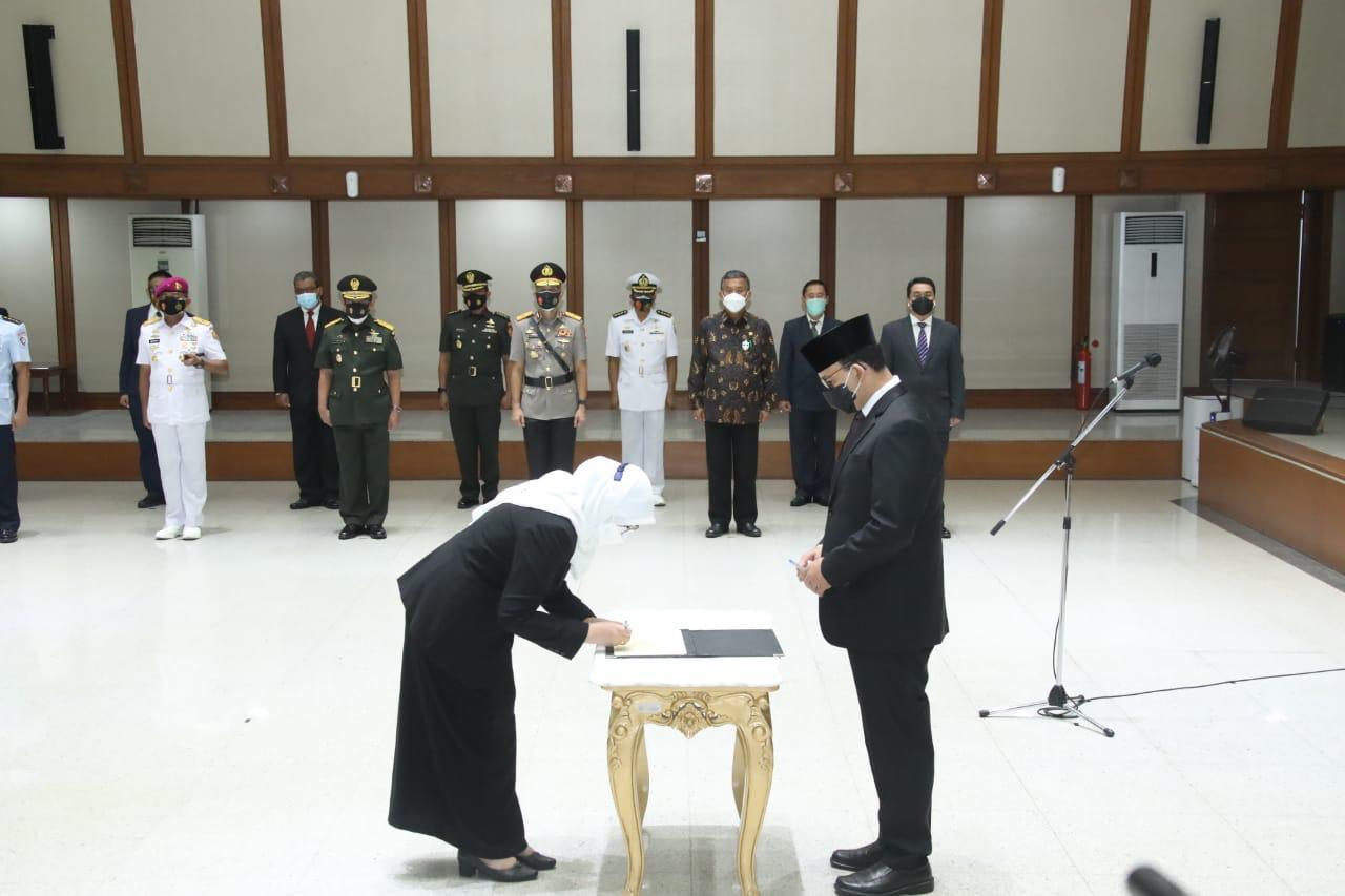 Gubernur DKI Jakarta Anies Baswedan melantik Penjabat Sekda DKI Sri Haryati.