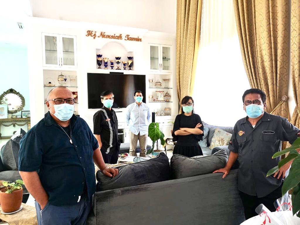 Ilham Bintang bersama tim kuasa hukum kasus gugatan perdata Indosat Ooredoo dan Commonwealth Bank