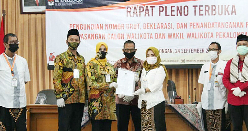 KPU Pekalongan menyerahkan surat keputusan kepada pasangan calon Wali Kota dan Wakil Wali Kota Pekalongan Balgis Diab-Moch Machrus Abdullah.