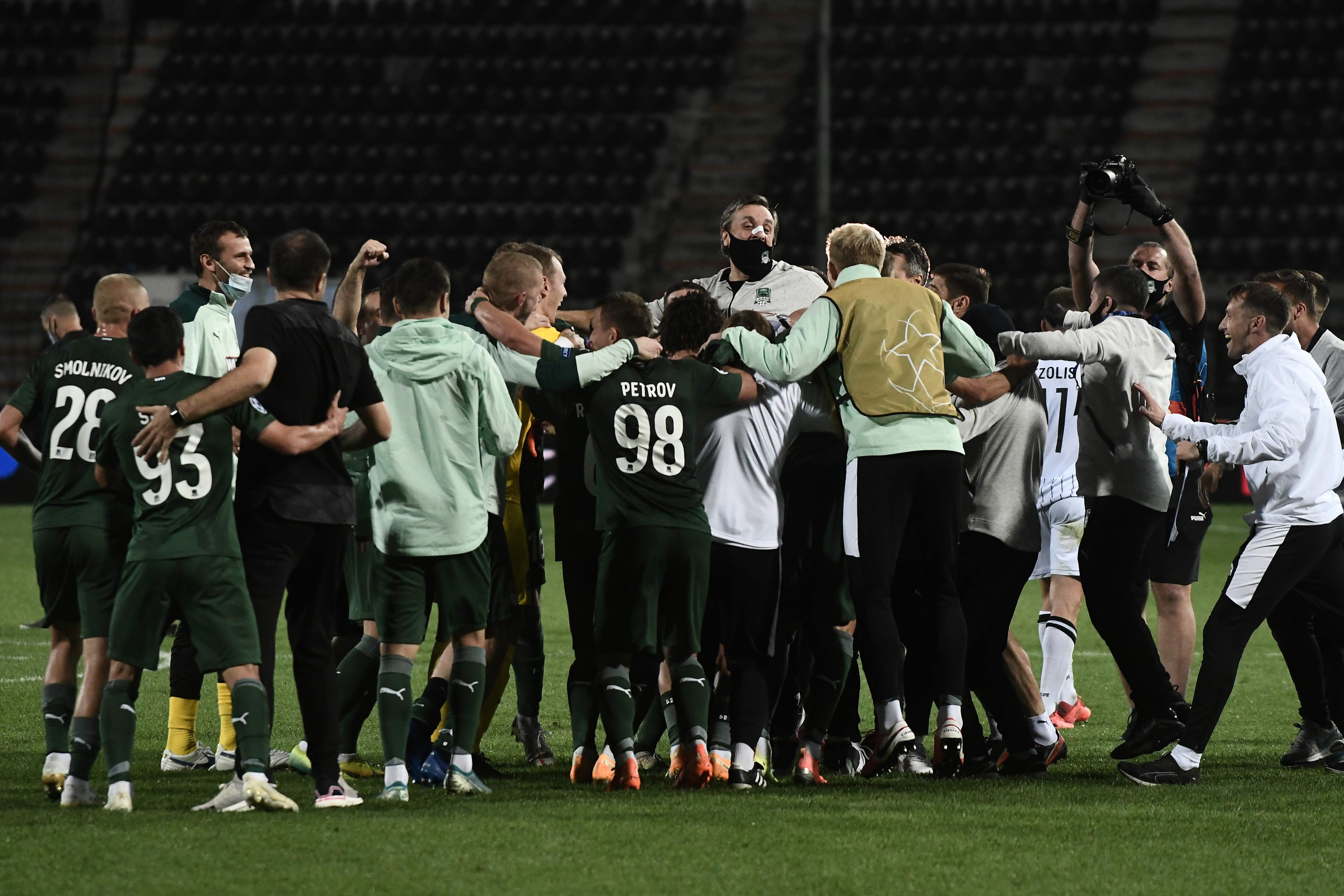 Para pemain Krasnodar merayakan keberhasilan mereka lolos ke fase grup Liga Champions untuk pertama kali sepanjang sejarah.