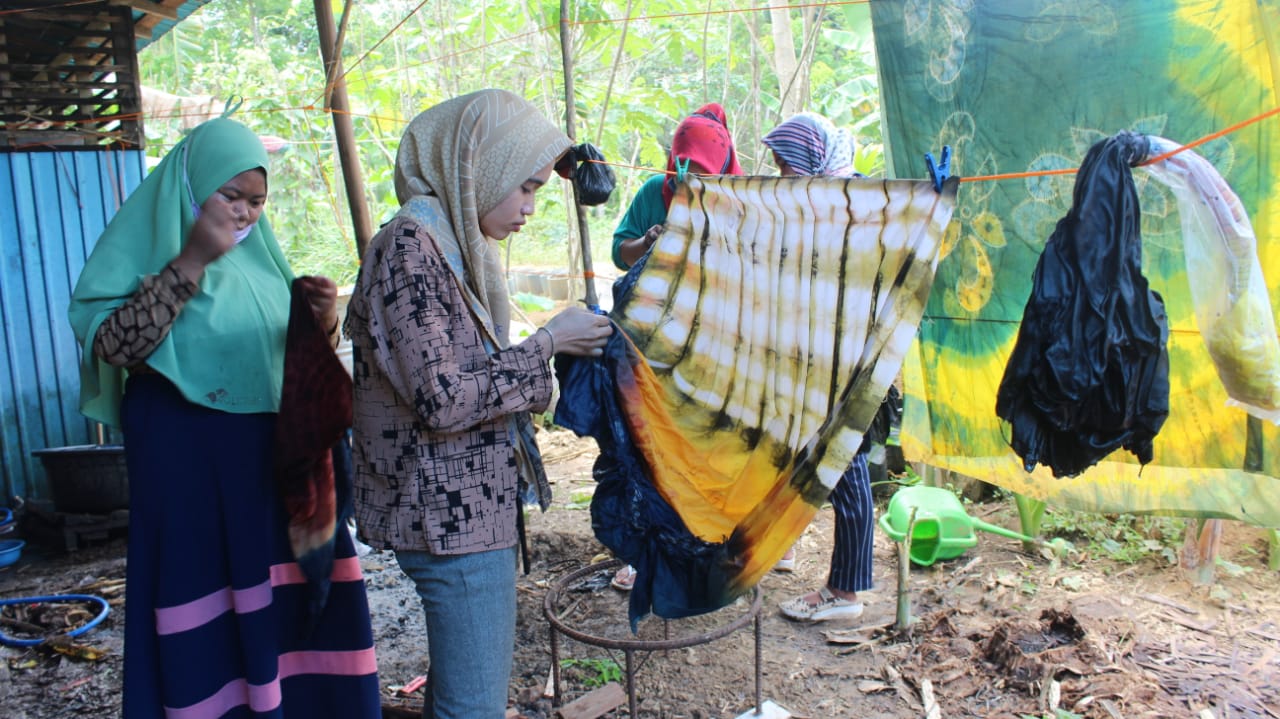 Warga kawasan gambut di Desa Teluk Karya Kecamatan Lampihong, Kabupaten Balangan, Kalsel, memproduksi kain tradisional sasirangan.
