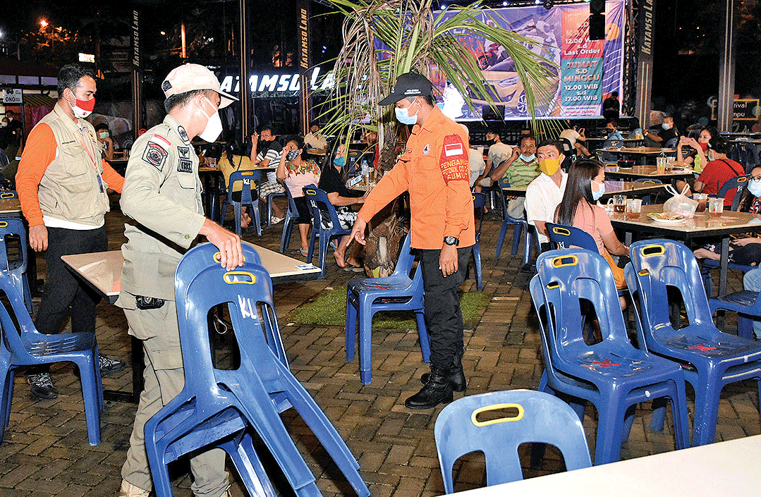  Personel Satgas Penanganan Covid-19 Medan, Binjai, Deli Serdang (Mebidang) saat melakukan razia penegakan protokol kesehatan