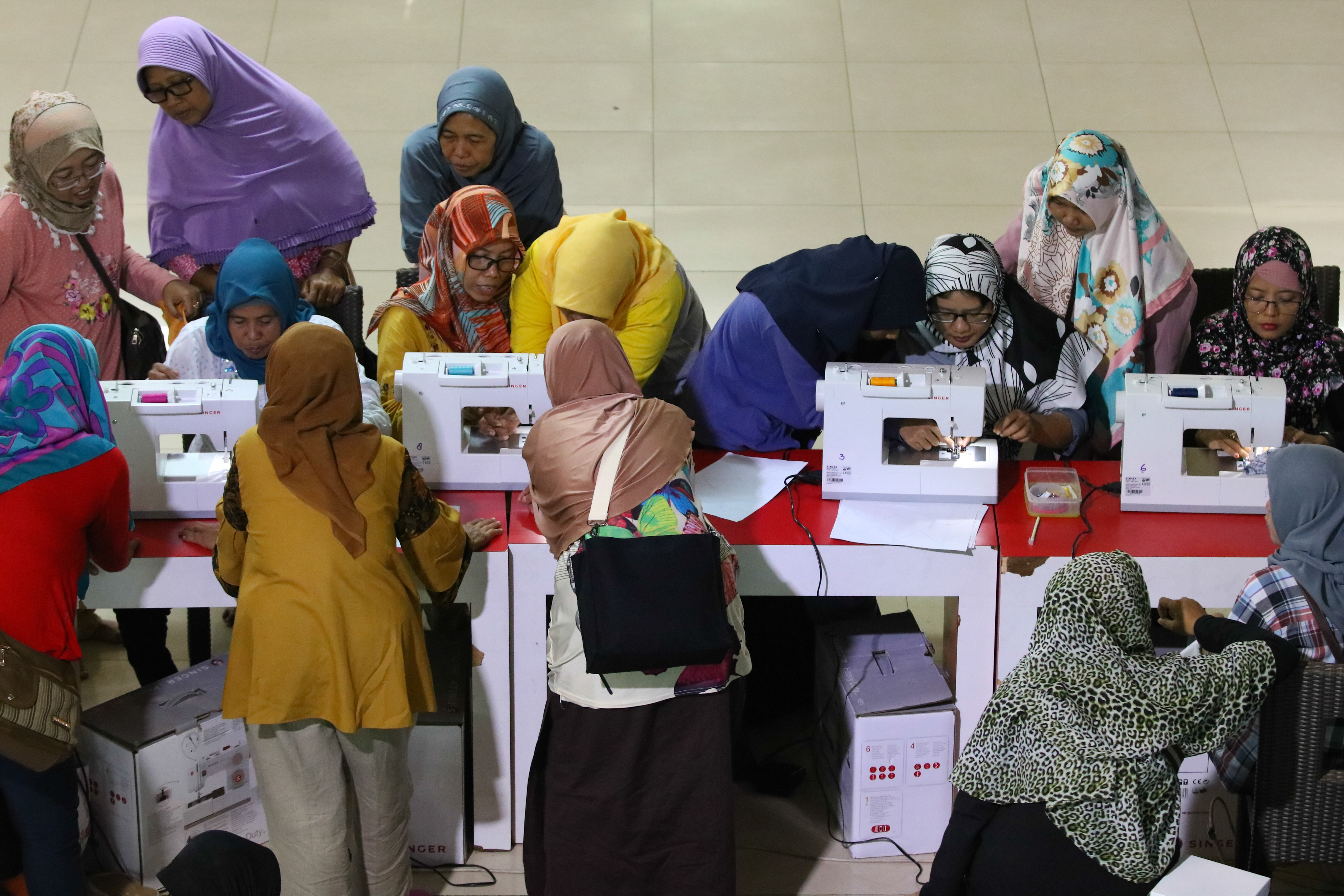 Sejumlah ibu tengah menjalani pelatihan.