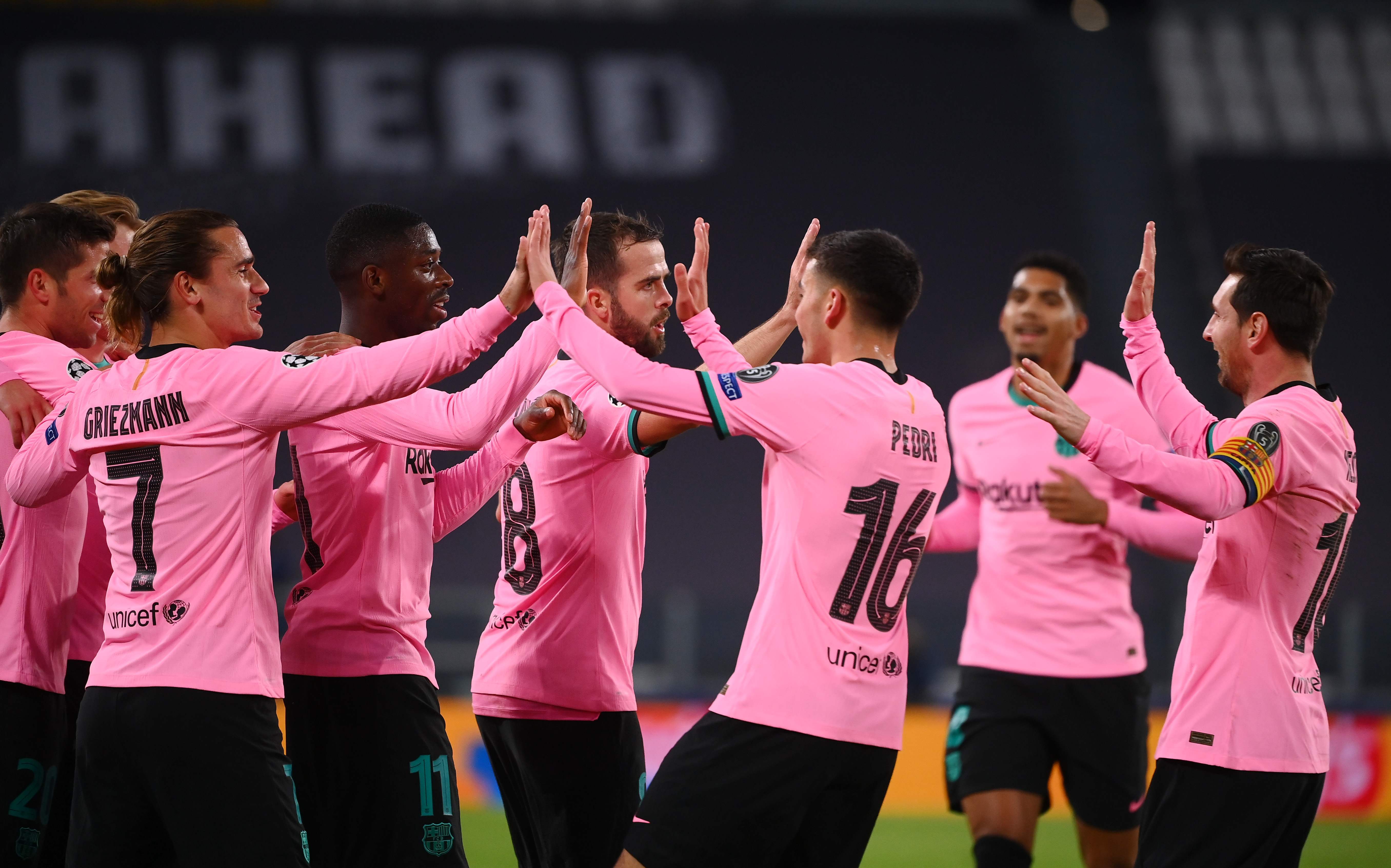 Para pemain Barcelona melakukan selebrasi usai mencetak gol ke gawang Juventus di laga Liga Champions.