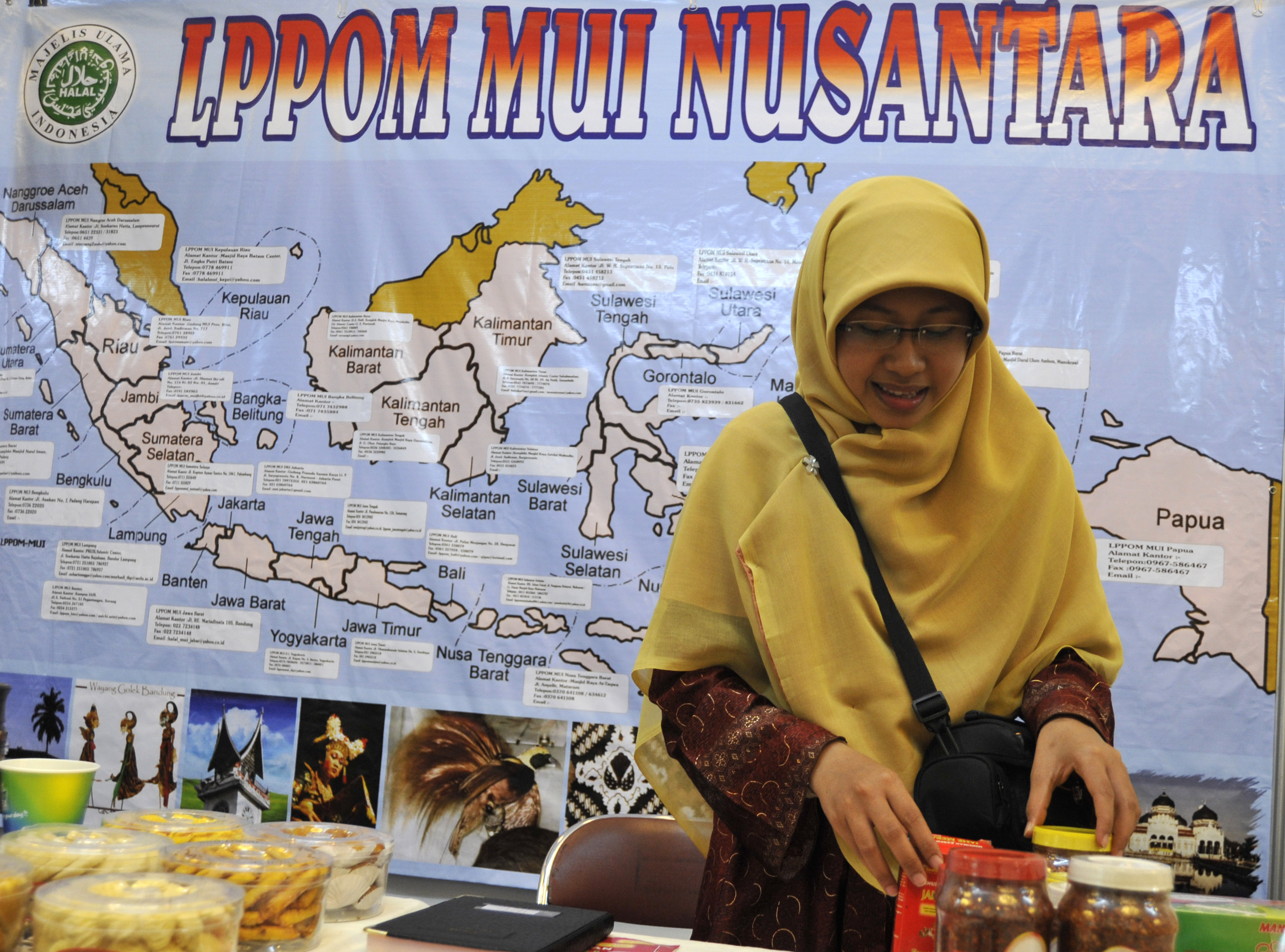 PAMERAN PRODUK HALAL: Seorang penjaga stan menata produk-produknya saat pameran Indonesia Halal Expo di Gedung SMESCO, Jakarta.