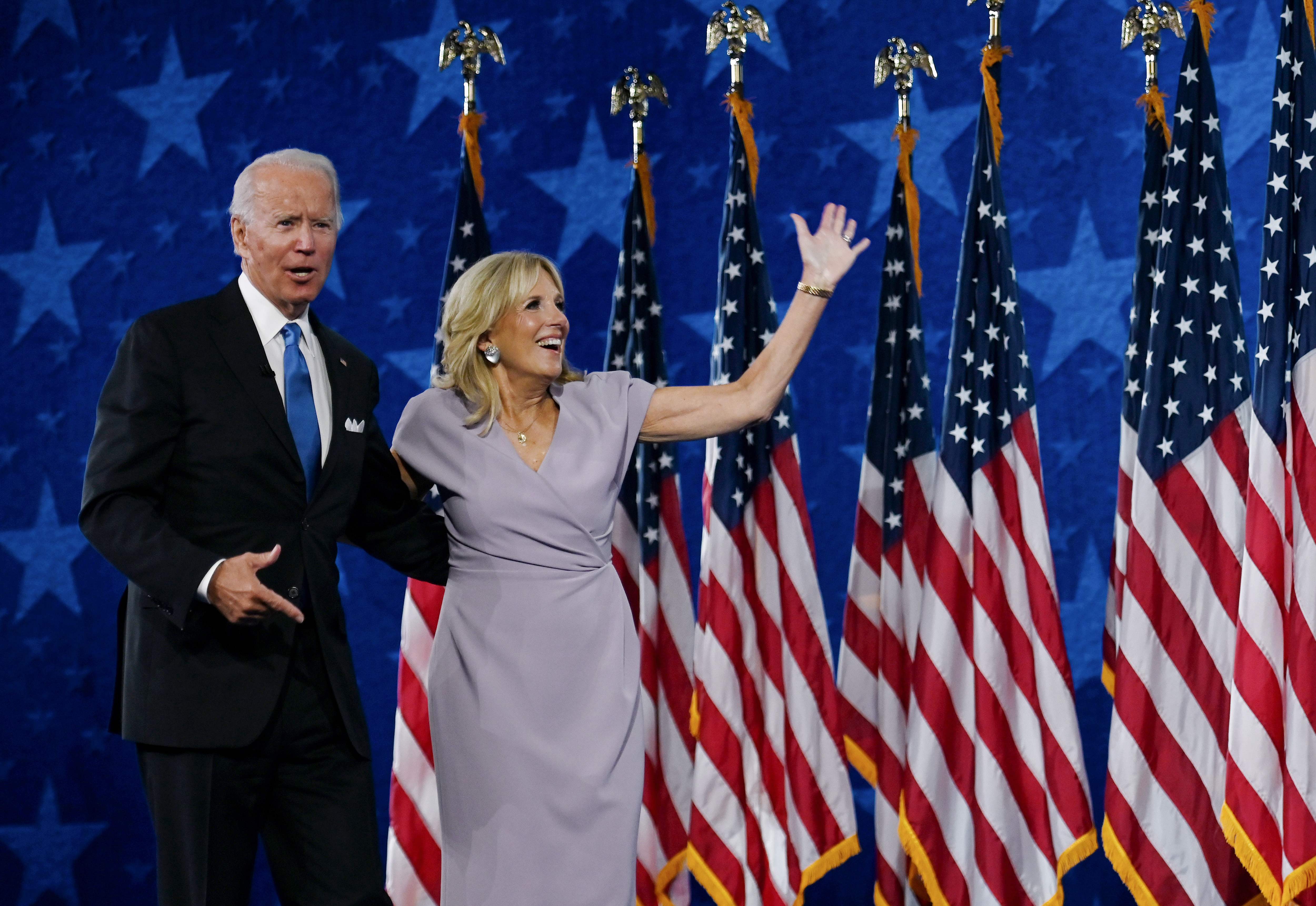 Kandidat Presiden AS Joe Biden (kiri) dan istrinya Jill.