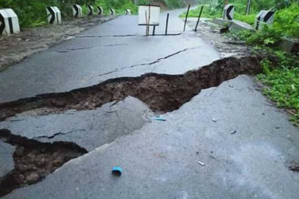 Akibat hujan deras selama beberapa hari, warga dikejutkan dengan terjadi pergerakan tanah, di Kabupaten Tasikmalaya.