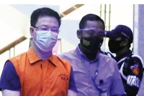 Tersangka kasus dugaan suap pengurusan perkara di Mahkamah Agung (MA) Hiendra Soenjoto dikawal petugas saat keluar dari Gedung KPK, Jakarta