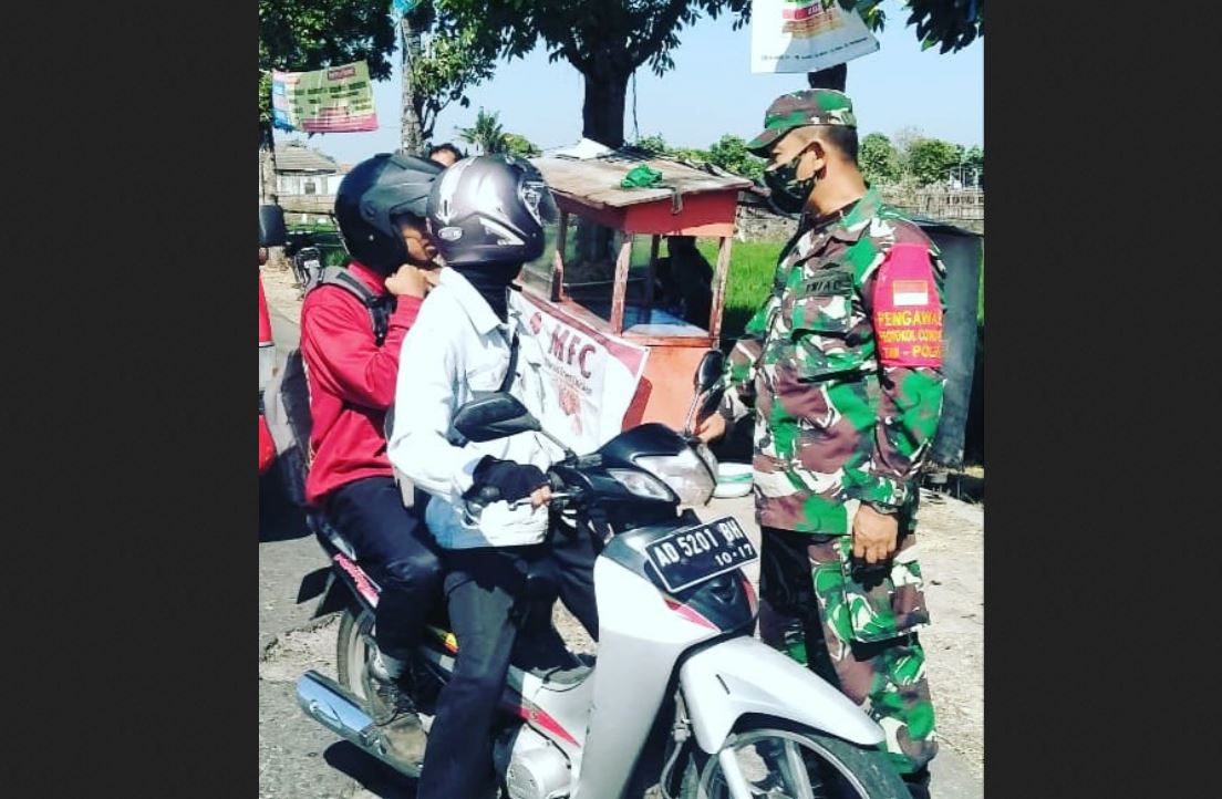 Petugas menghentikan pengendara sepeda motor yang tidak mengenakan masker saat Operasi Yustisi Protokol Kesehatan di Klaten.