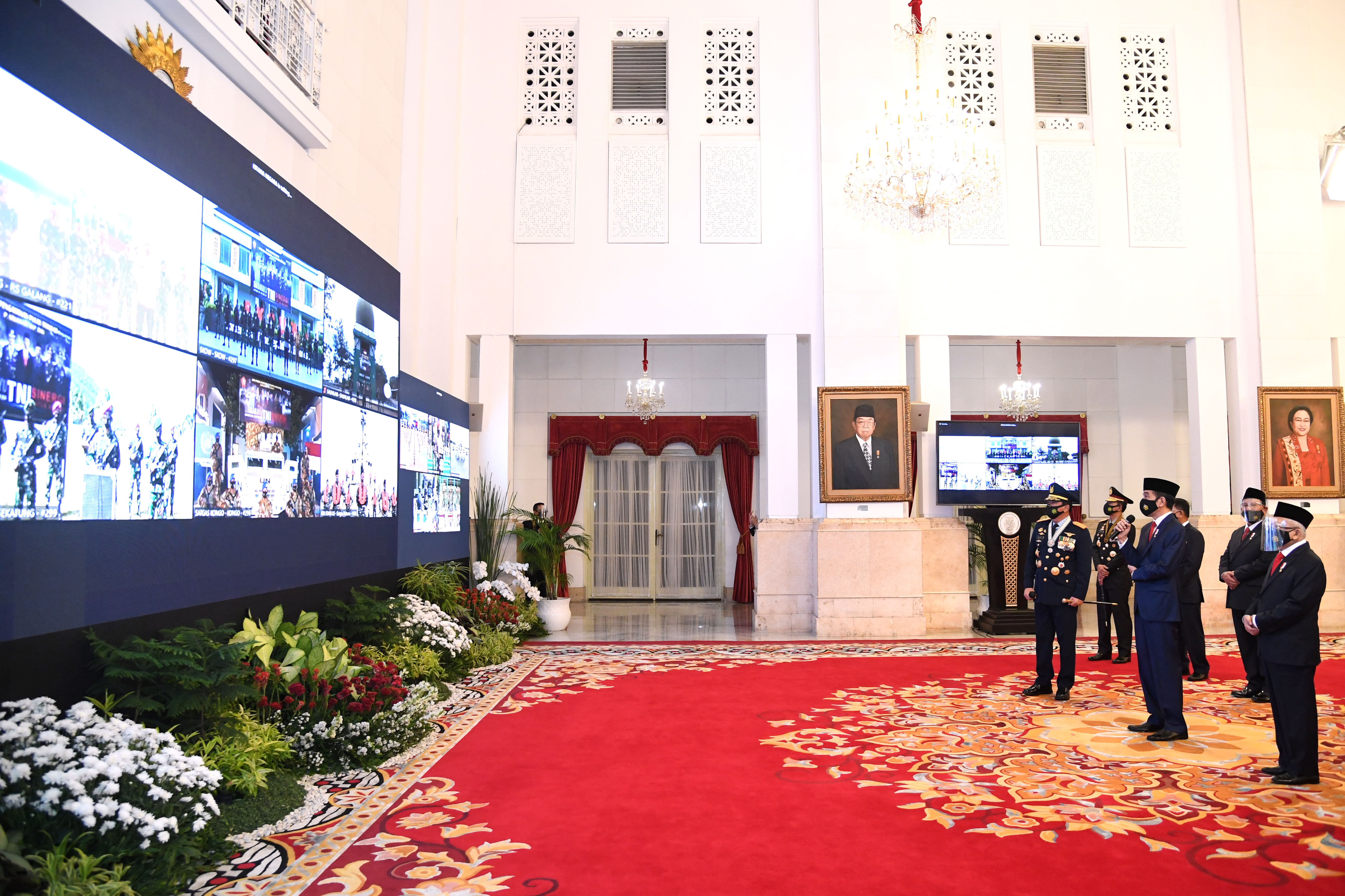 Presiden Joko Widodo (tengah) berdialog dengan prajurit TNI di Istana Negara Jakarta, Senin (5/10/2020). 