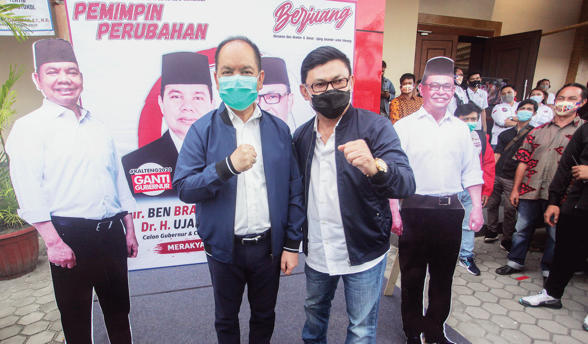 DUET BEN DAN UJANG: Pasangan calon Gubernur dan Wakil Gubernur Ben Brahim (kiri) dan Ujang Iskandar berpose seusai deklarasi di Aula Kalawa,