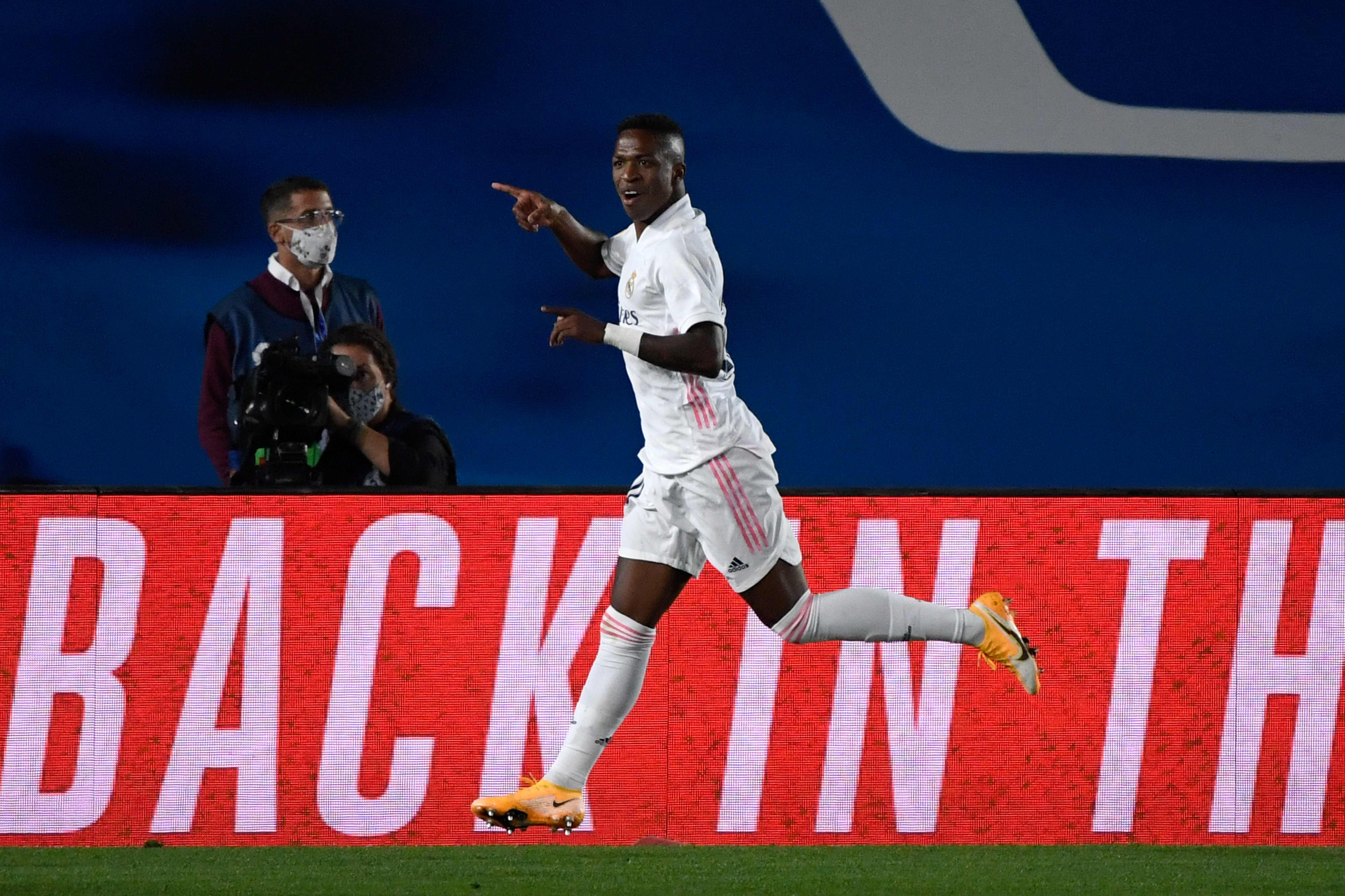 Penyerang Real Madrid Vinicius Junior melakukan selebrasi usai mencetak gol ke gawang Valladolid di laga La Liga.