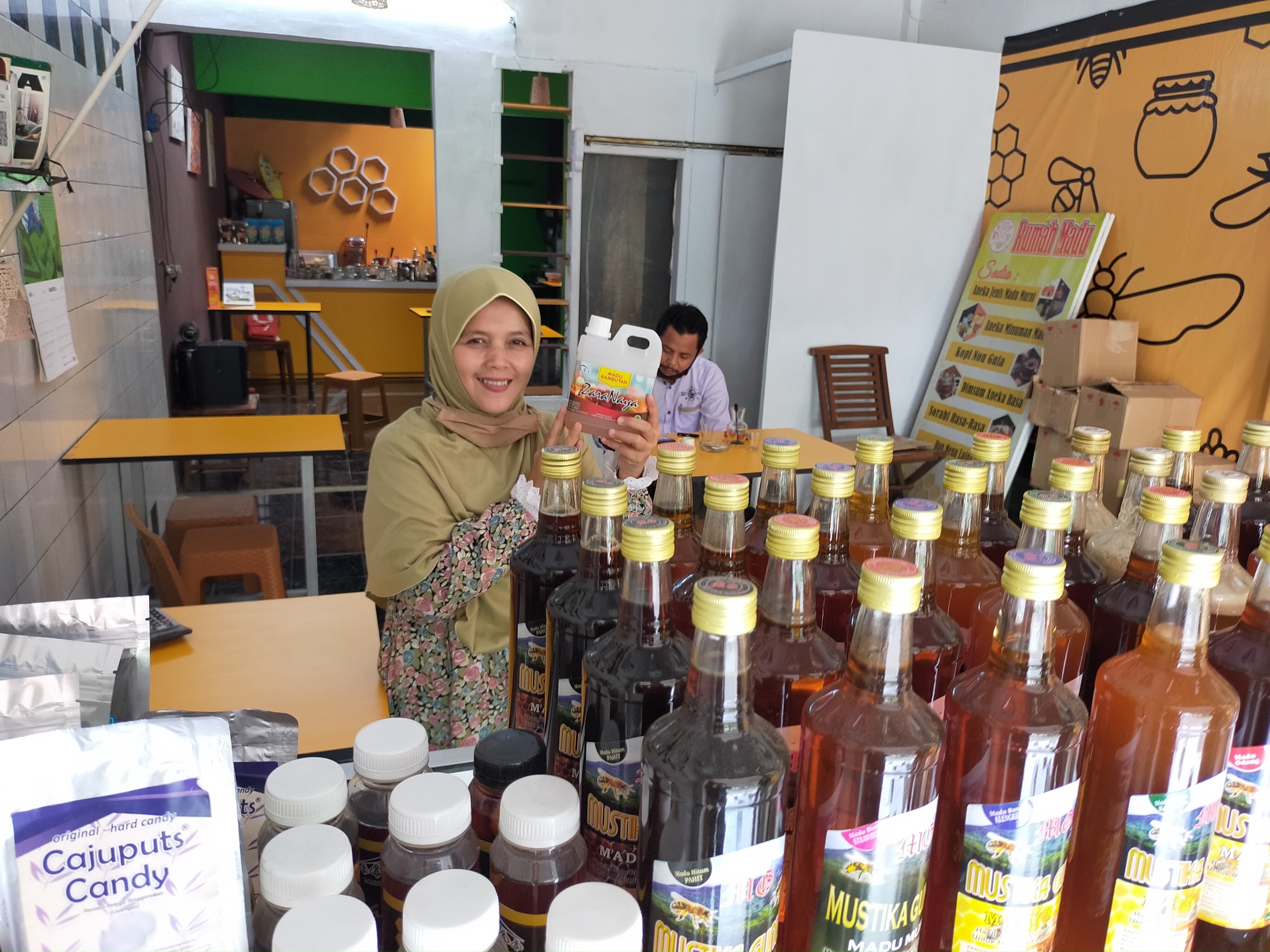 Khotum Hotimah, penjual madu, memperlihatkan dagangannya di Kios Rumah Madu di Tawangsari, Kecamatan Tawang, Kota Tasikmalaya, Jawa Barat.