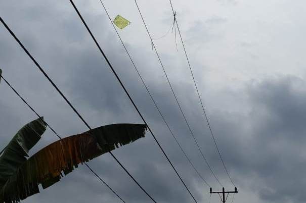 Ilustrasi: Layang-layang tersangkut di jaringan listrik.