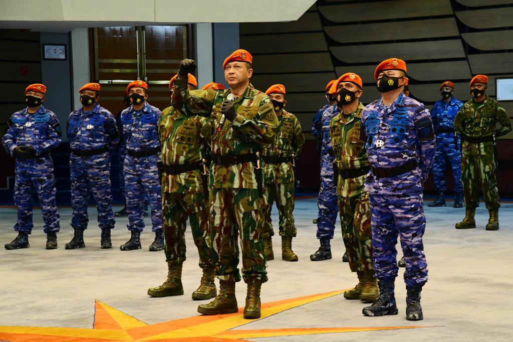 Kepala Staf Angkatan Udara (Kasau) Marsekal TNI Fadjar Prasetyo (tengah).