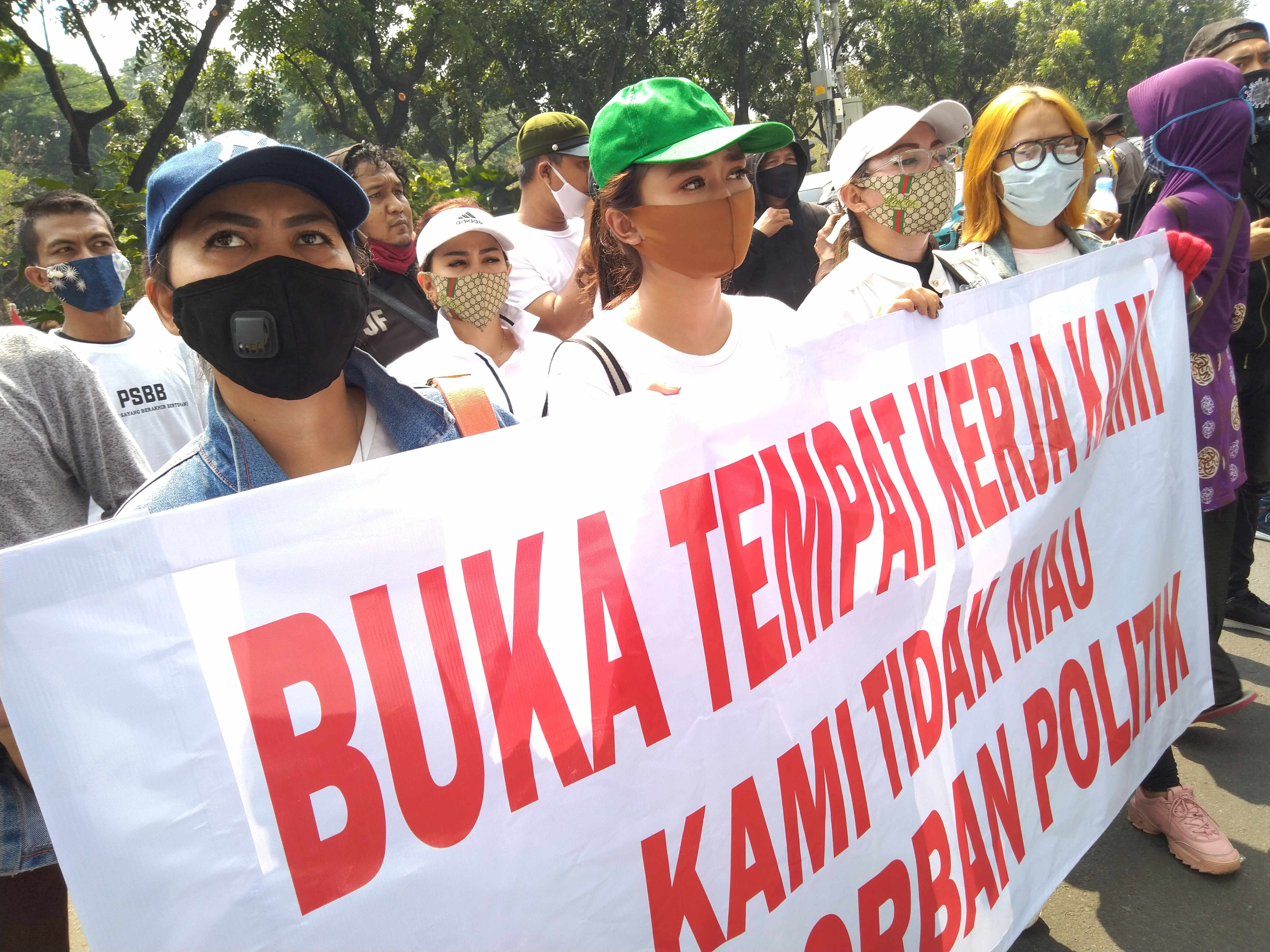  Ratusan pekerja sektor usaha hiburan berunjuk rasa di Balaikota, Jakarta, Selasa (21/7) menuntut  agar usaha sektor hiburan dibuka.