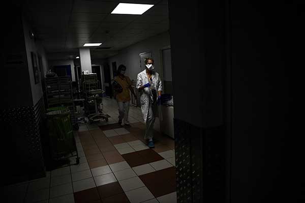 Suasana di salah satu rumah sakit di Paris