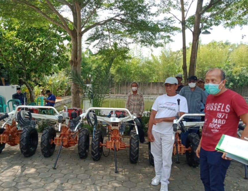 Anggota DPR RI Partai NasDem Saan Mustopa membagikan sepuluh traktor untuk10 kelompok tani di Karawang.
