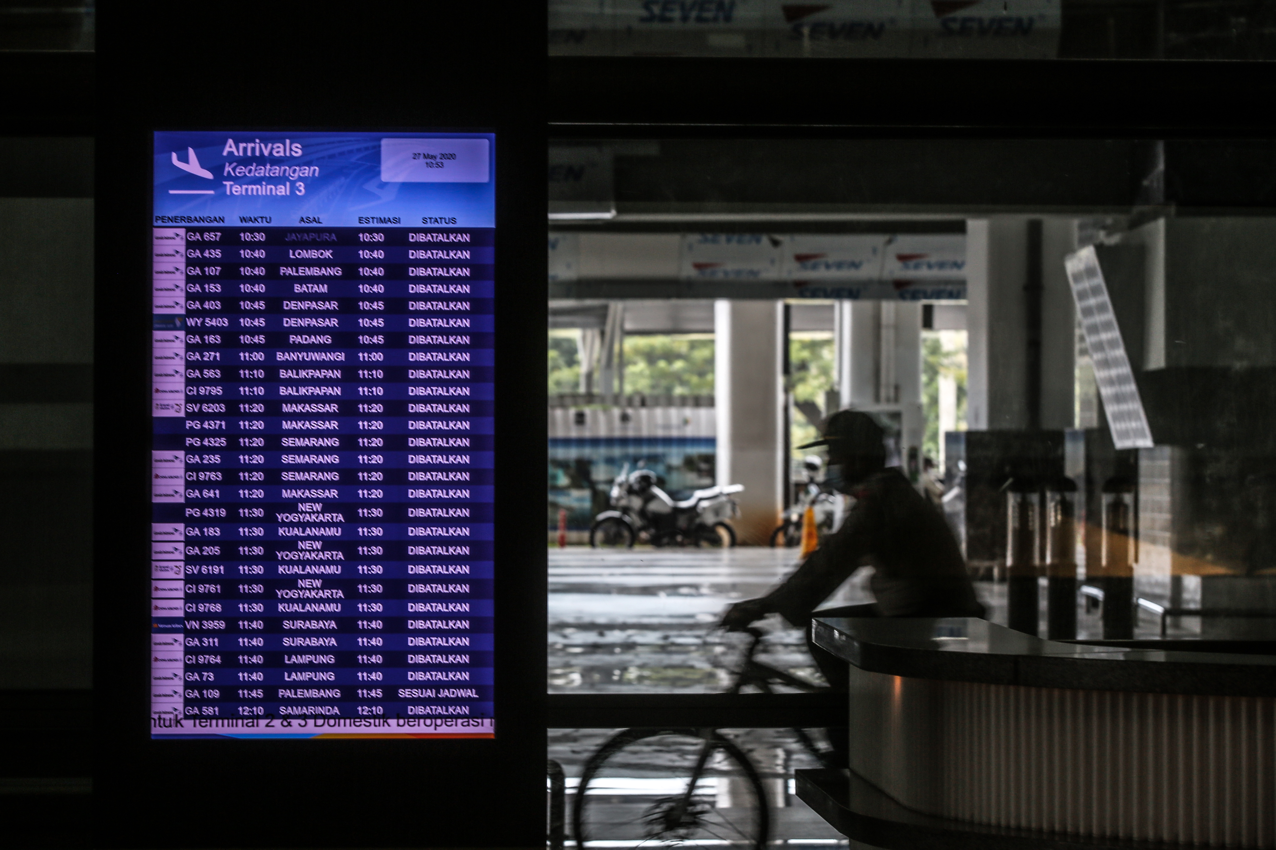Papan pengumuman kedatangan di Bandara Soekarno hatta