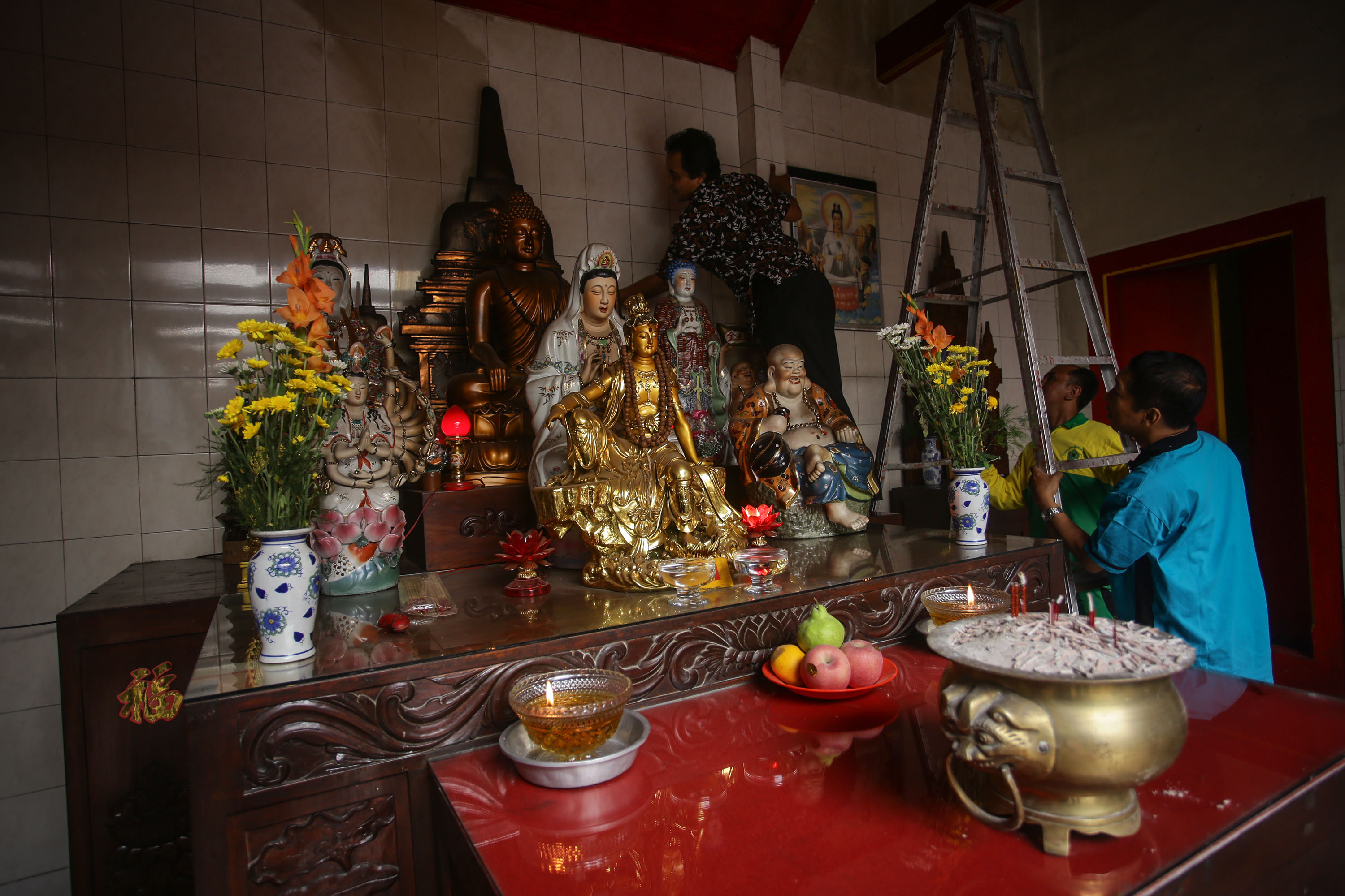 HARI BHAKTI: Pegawai Kemenag DIY membersihkan tempat ibadah Klenteng Fuk Ling Miau di Gondomanan, DI Yogyakarta.