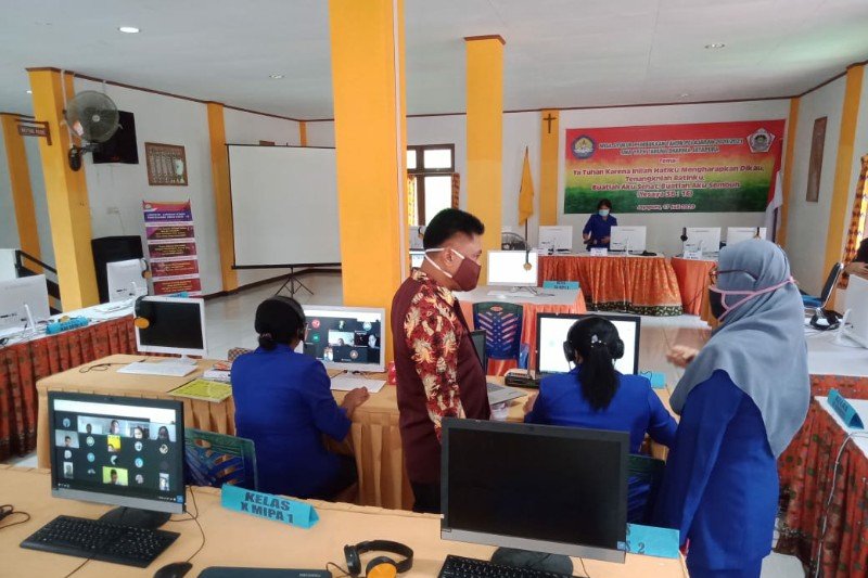 Pastikan Patuh Prokes, Disdik Papua Pantau KBM di Tiga Sekolah