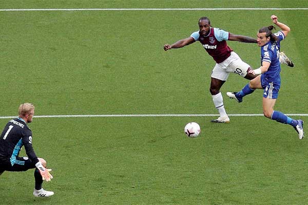 Gelandang West Ham United Michail Antonio (tengah) membobol gawang Leicester City dalam laga lanjutan Liga Primer Inggris