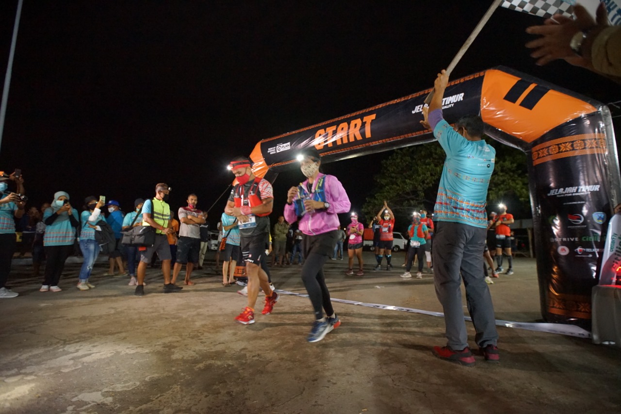 Peserta  lari maraton malam hari dari kota Mbay ibu kota kabupaten nagekeo menuju Kampung Bena, Kabupaten Ngada, Sabtu (31/10/2020)