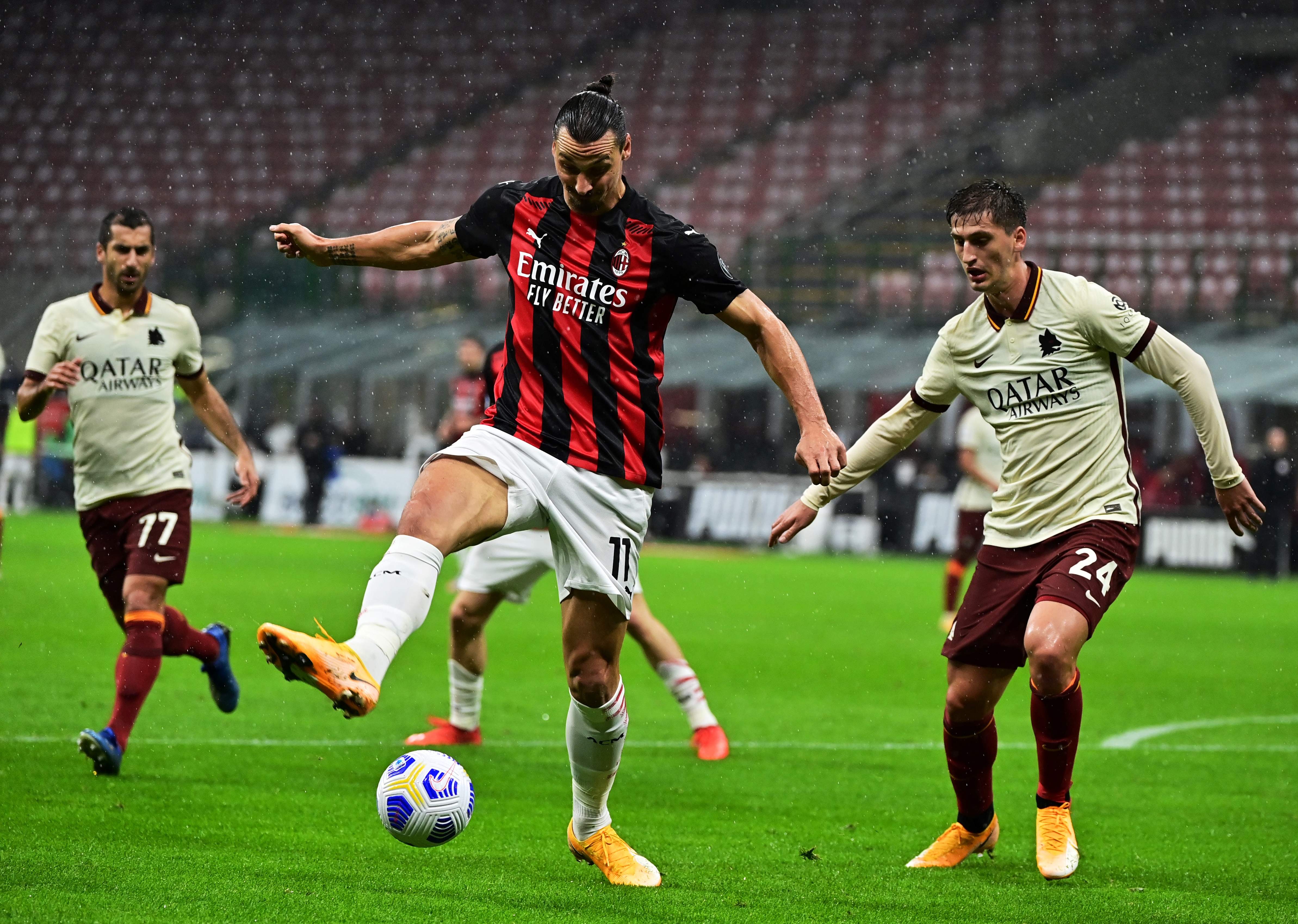 Pemain AC Milan saat melawan pemain Roma di laga Serie A.