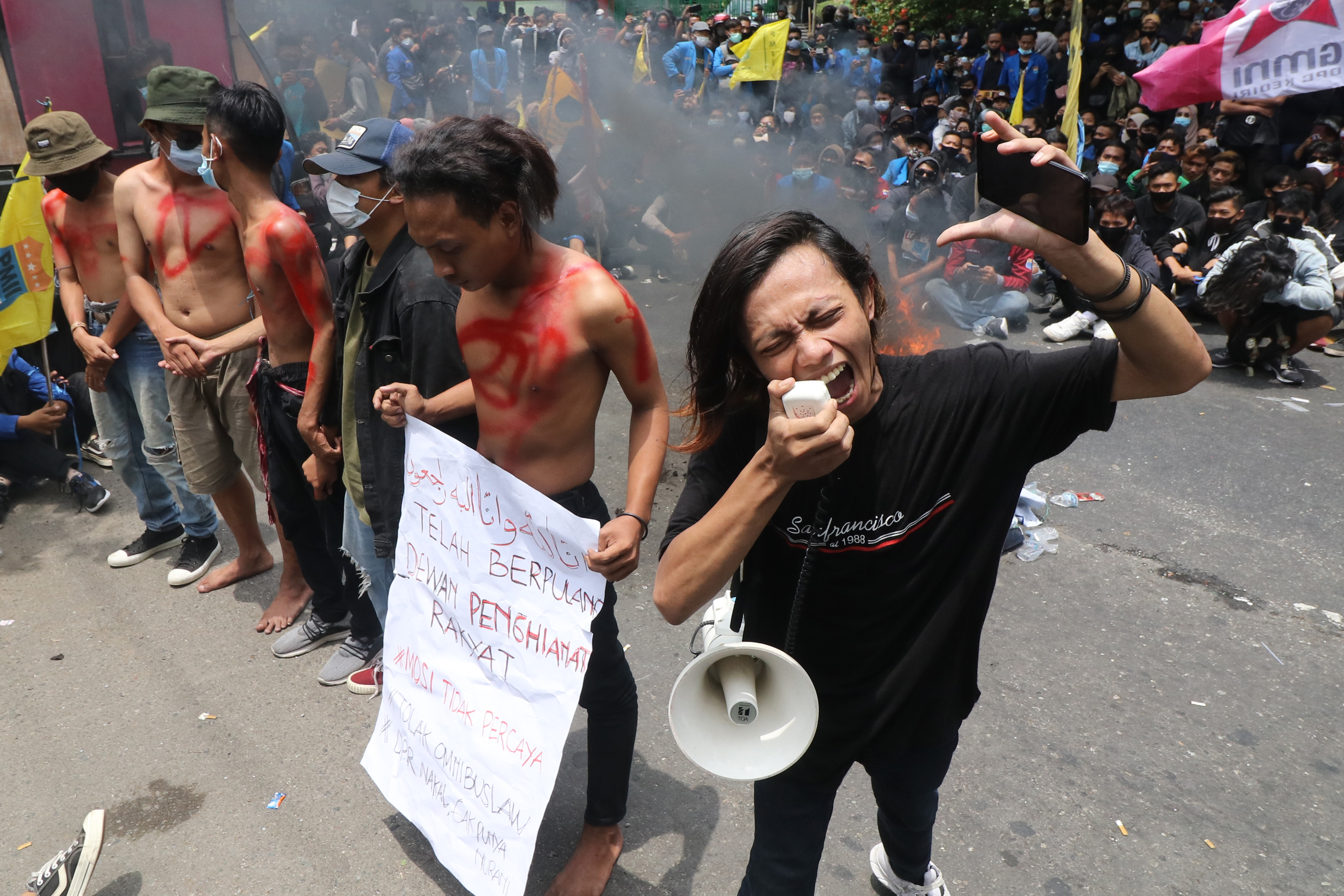 Demontrasi menolak UU Omnibus Law (Ciptaker) oleh mahasiswa di depan DPRD Kediri, Jatim.