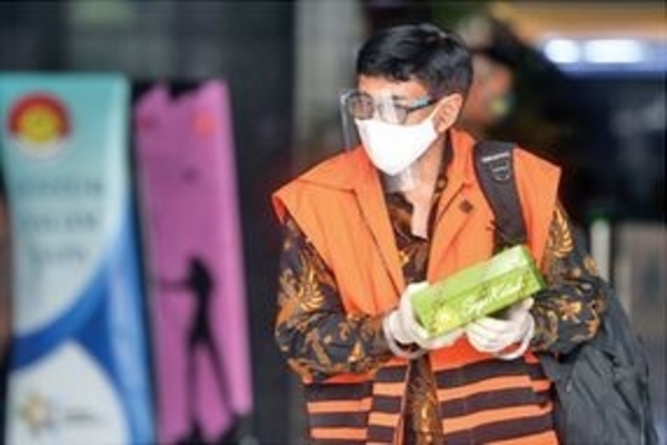 Dirut PT CMI Teknologi Rahardjo Pratjihno berjalan seusai sidang korupsi Bakamla secara virtual dengan agenda pembacaan vonis di Gedung KPK