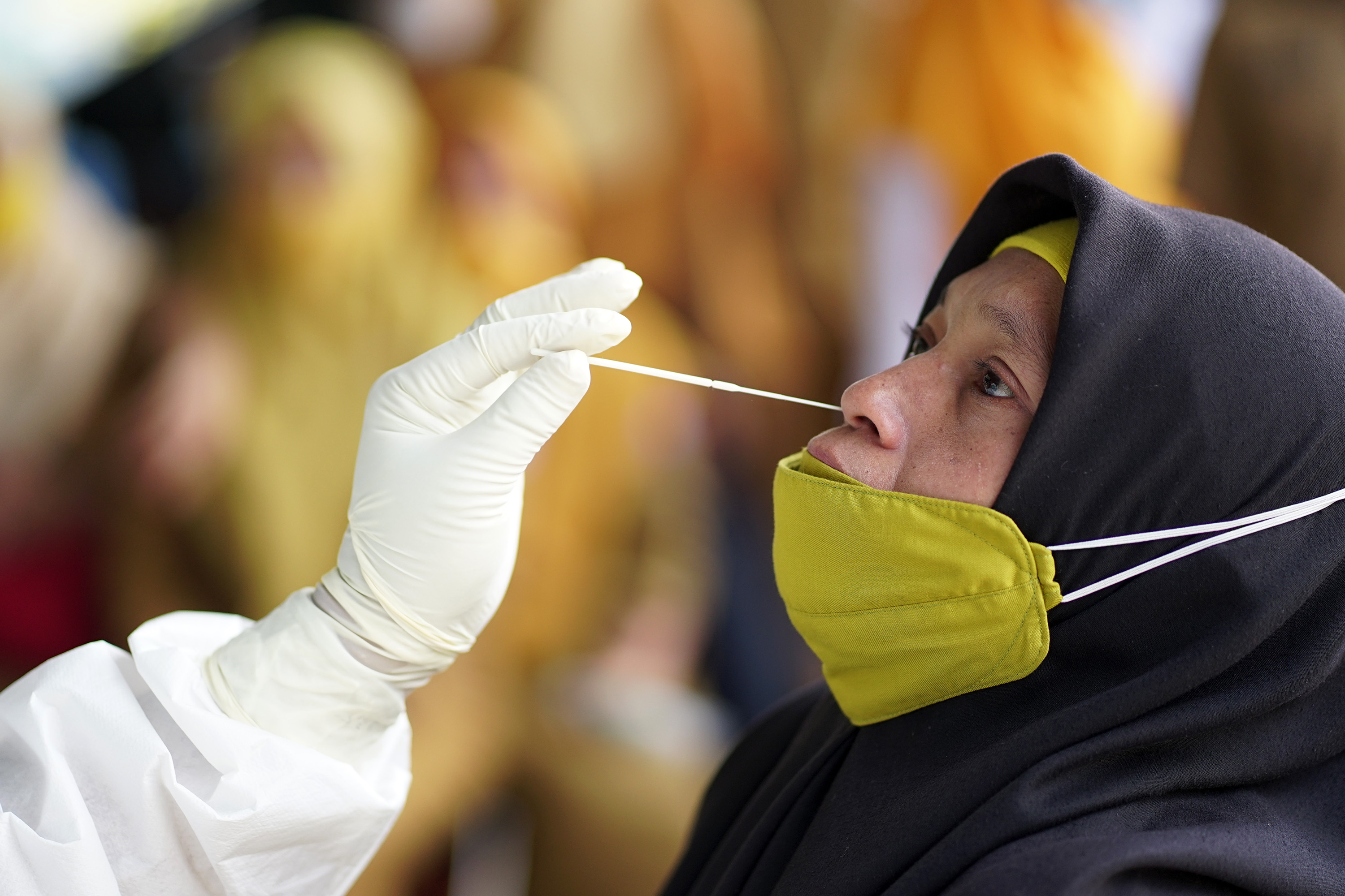  Seorang Aparatur Sipil Negara (ASN) mengikuti tes usap (swab test) di kantor Kesbangpol Provinsi Gorontalo di Kota Gorontalo, Senin (28/9).