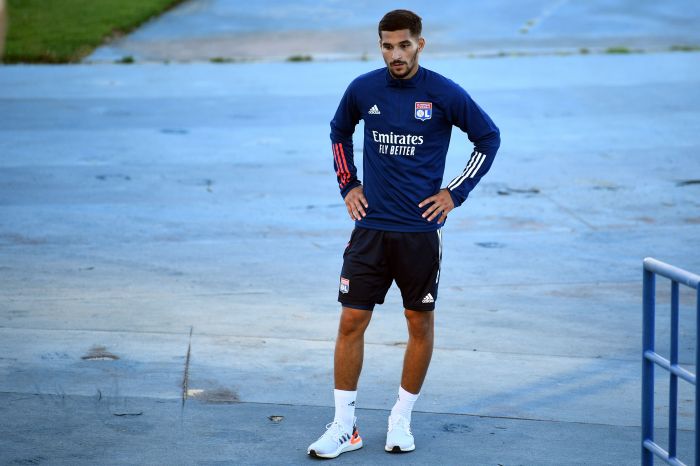 Gelandang asal Olympique Lyon Houssem Aouar positif covid-19. 