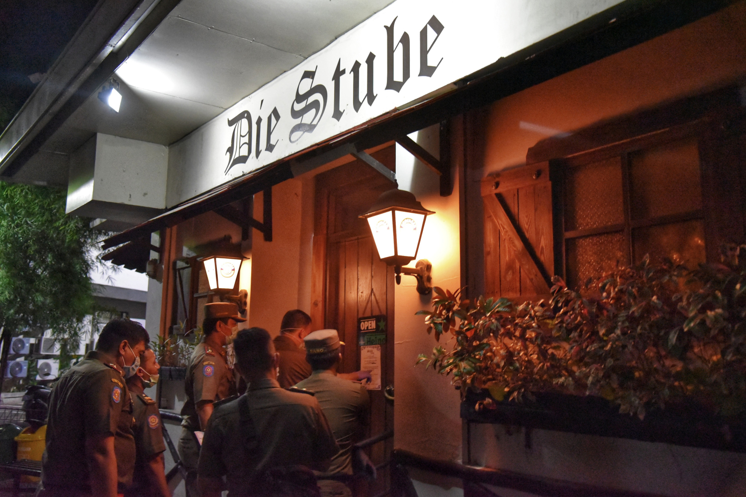 Petugas Satpol PP DKI Jakarta memasang stiker tempat usaha ditutup sementara di salah satu bar di kawasan Kemang, Jakarta Selatan.