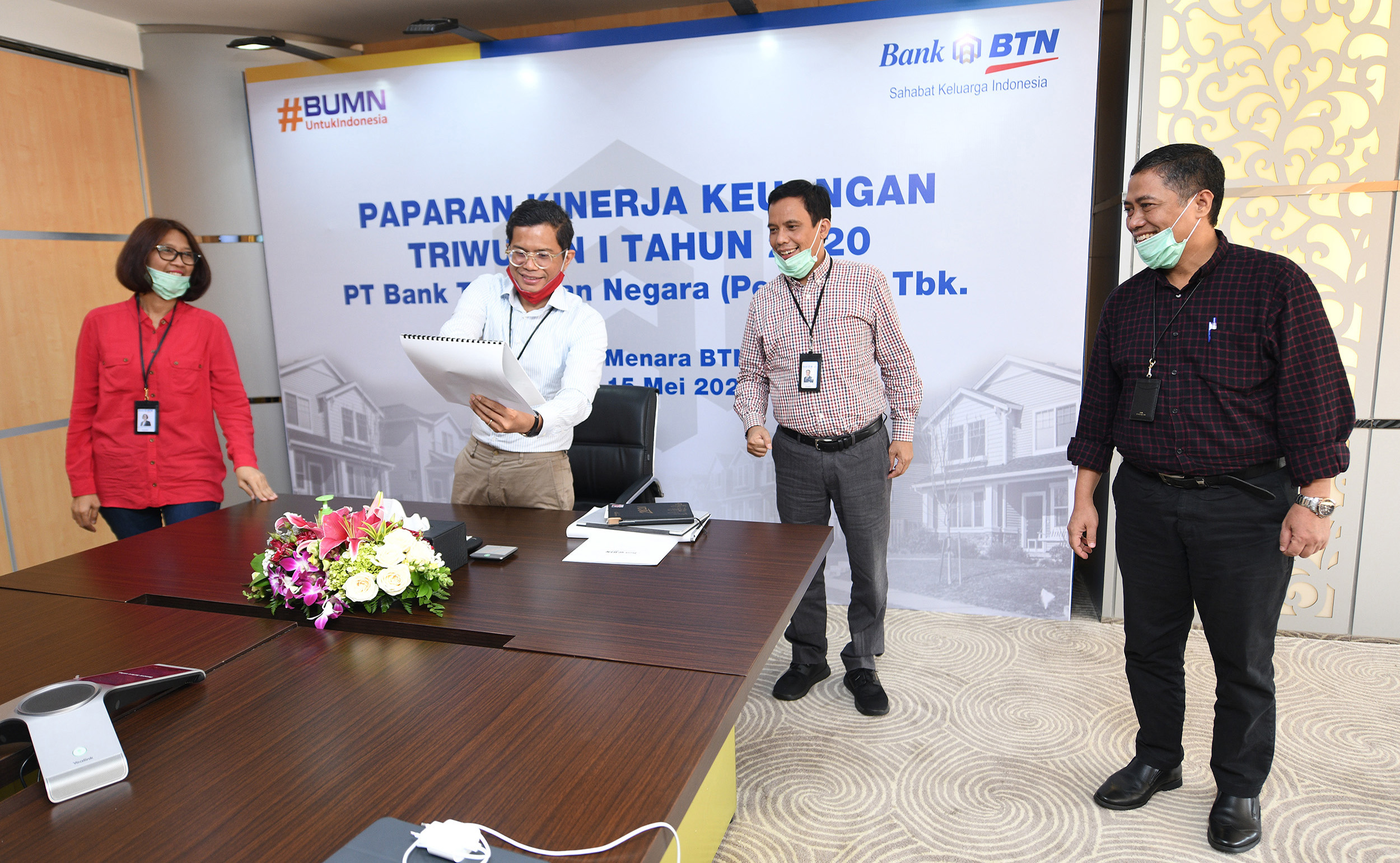 LABA DAN KREDIT BTN MASIH TUMBUH: Direktur Utama PT Bank Tabungan Negara (persero) Tbk Pahala Nugraha Mansury (kedua dari kiri) 