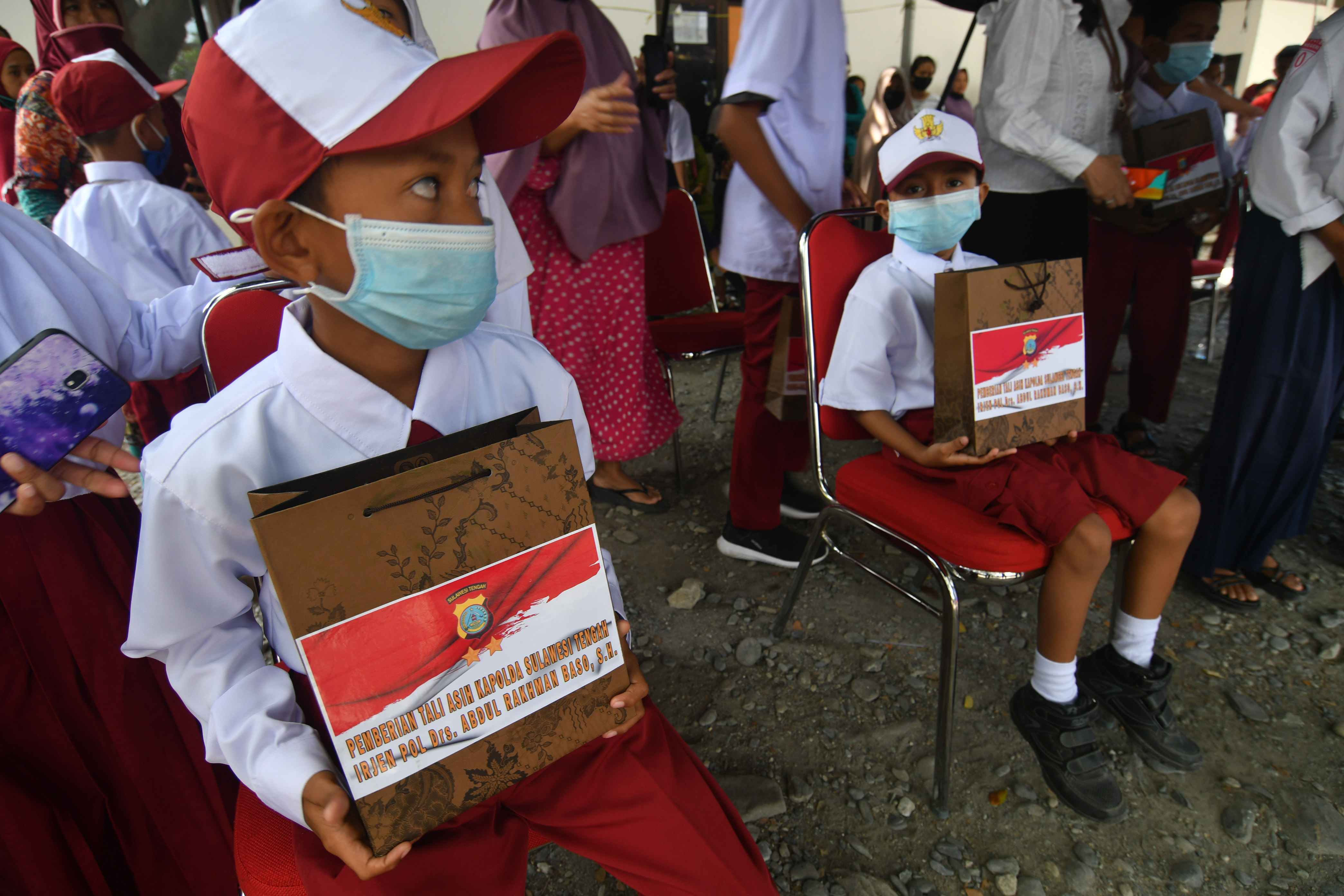 Sejumlah siswa menerima bantuan telepon genggam serta akses internet gratis di Palu, Sulawesi Tengah, Senin (28/9)