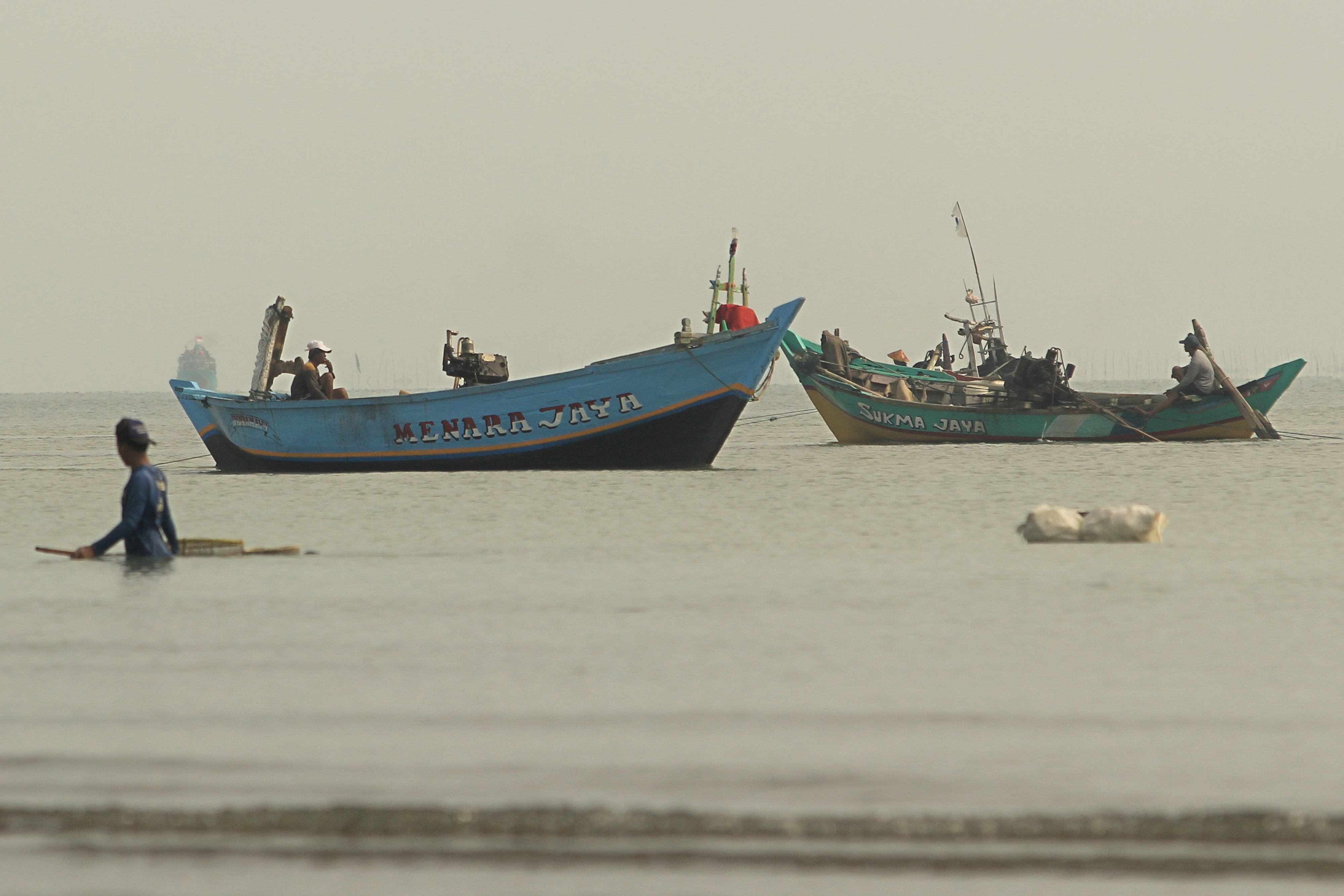Sejumlah nelayan mencari ikan di pesisir Indramayu, Jawa Barat.
