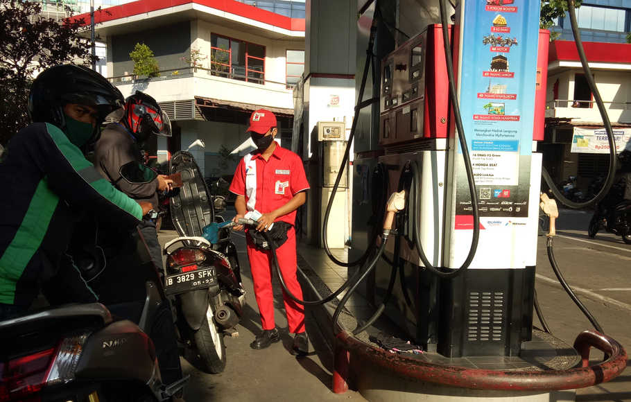 Pegawai SPBU (Satsiun Pengisian Bahan Bakar) melayani pengguna kendaraan. 
