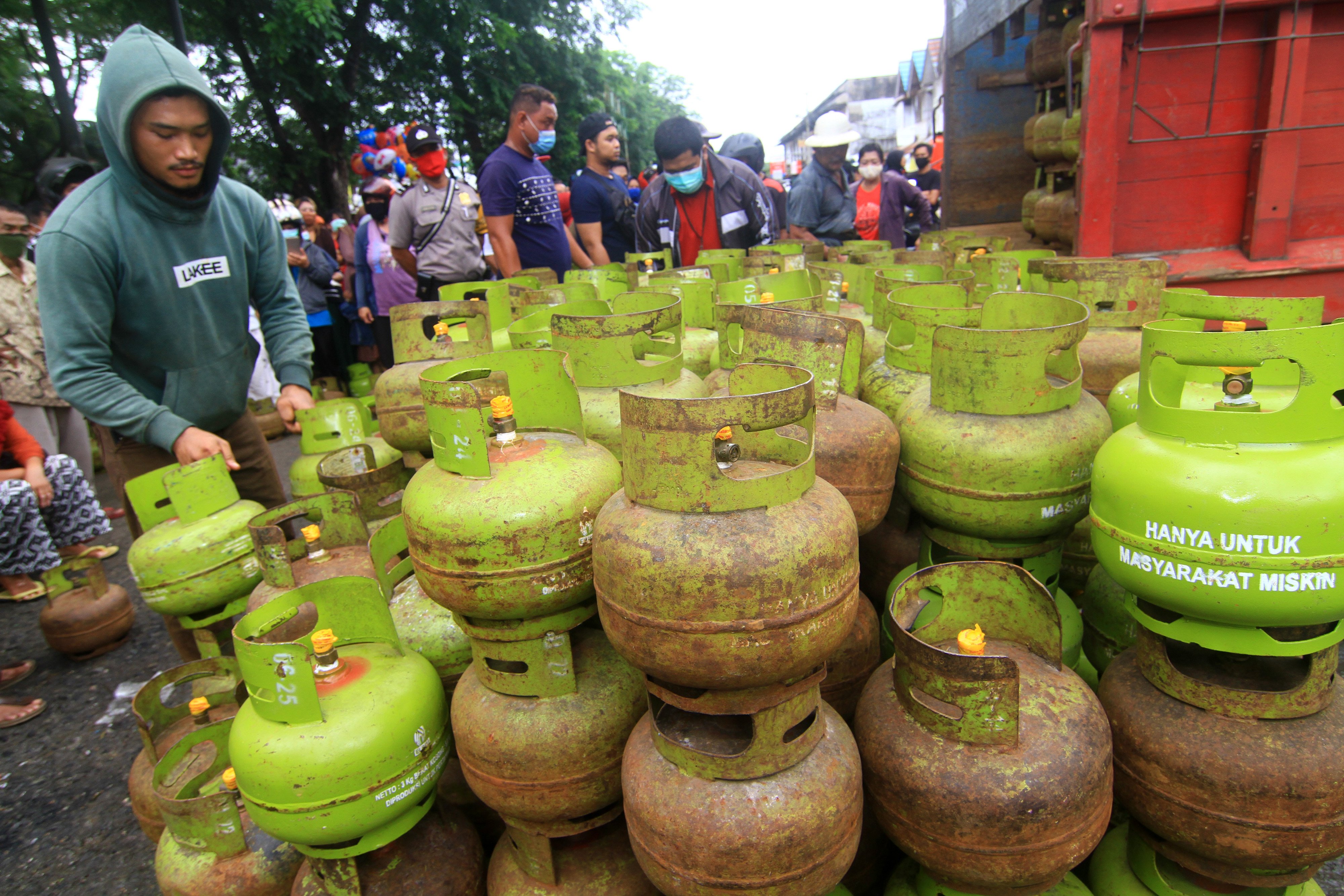 Seorang pekerja menyusun tabung gas elpiji 3 kilogram bersubsidi saat operasi pasar Pertamina di Pasar Kemuning, Pontianak