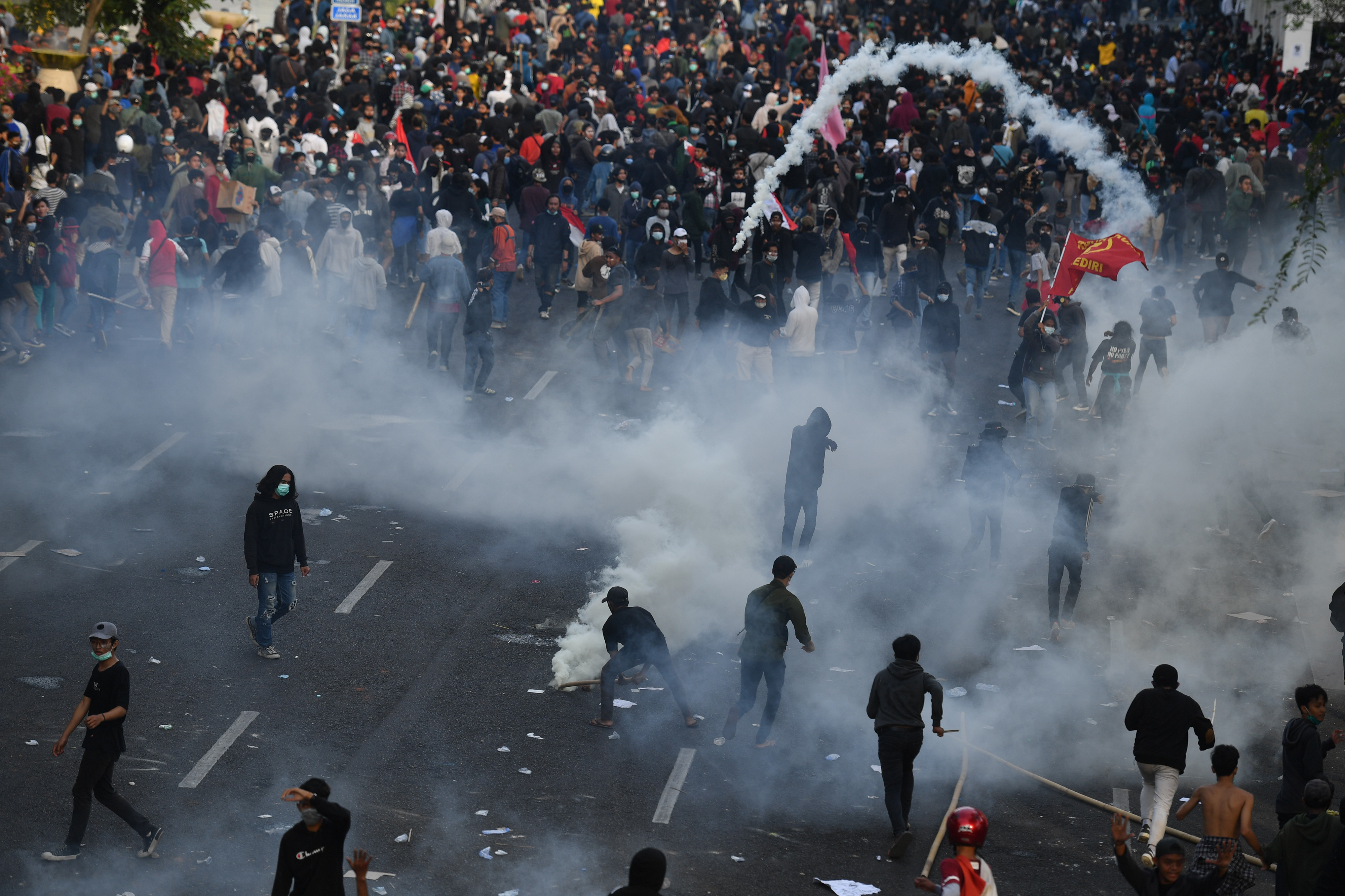 Suasana saat unjuk rasa menentang Omnibus Law di depan Gedung Grahadi, Surabaya, Jawa Timur, Kamis (8/10).   