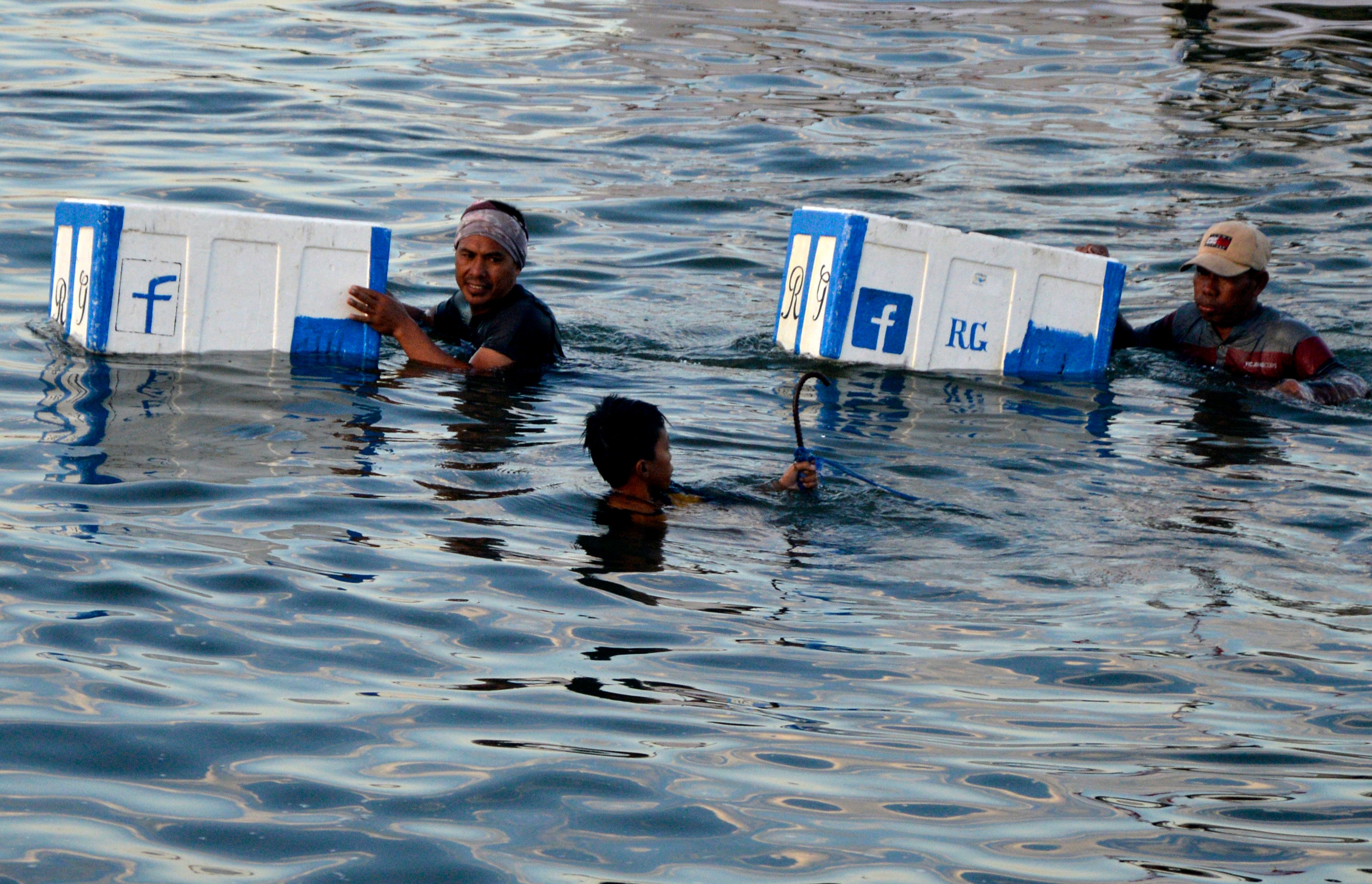 Nelayan membawa hasil tangkapan di Tempat Pelelangan Ikan (TPI) Be'ba, Galesong Utara, Kabupaten Takalar, Sulawesi Selatan, Sabtu (5/9/2020)