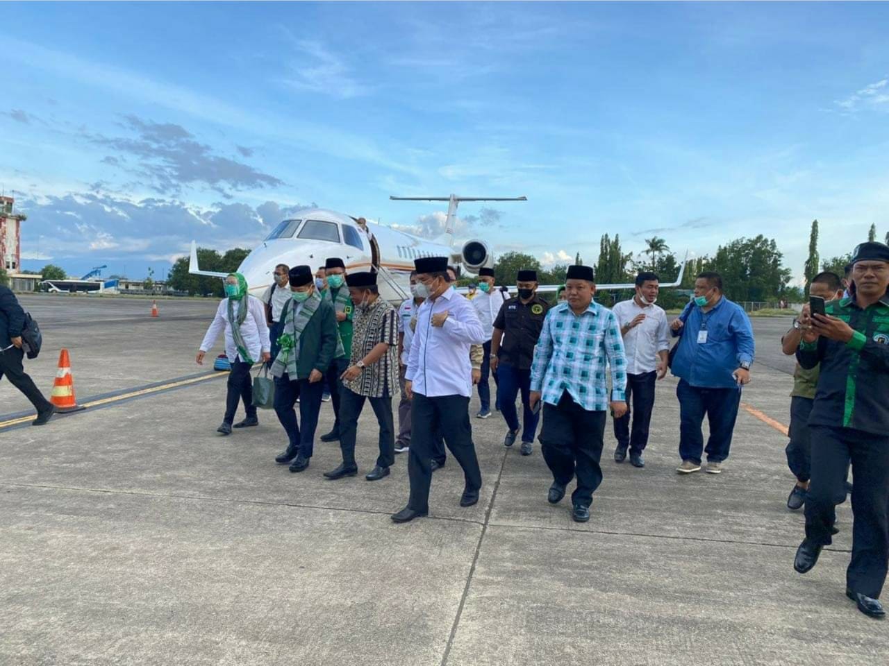 Plt Ketum PPP Suharso Monoarfa (ketiga dari kiri) turun dari Jet Pribadi yang ditumpanginya.