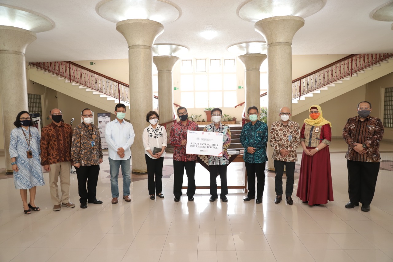 Universitas Gadjah Mada menerima bantuan satu unit mesin RNA dan 2000 Reagen Test dari Bank BNI