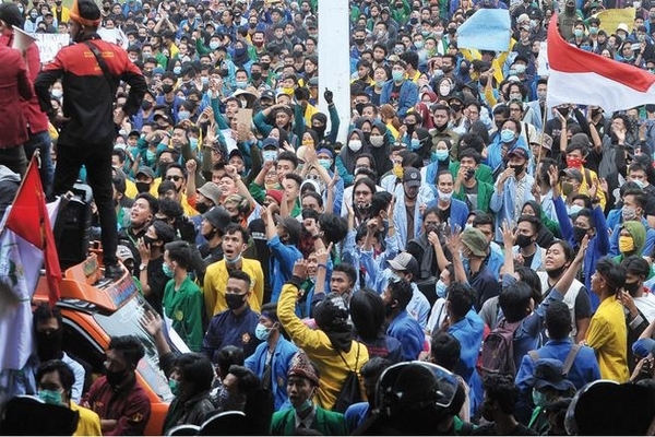 Mahasiswa berunjuk rasa menolak UU Cipta Kerja di halaman Kantor DPRD Sumatra Selatan di Palembang, kemarin.