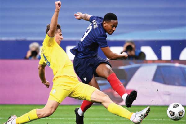 Striker tim nasional Prancis Anthony Martial (kanan) tengah diganggu pemain Ukraina ketika ingin menendang bola