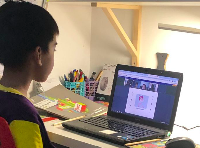 Seorang siswa sedang belajar bahasa Inggris secara online diakses secara gratis. 