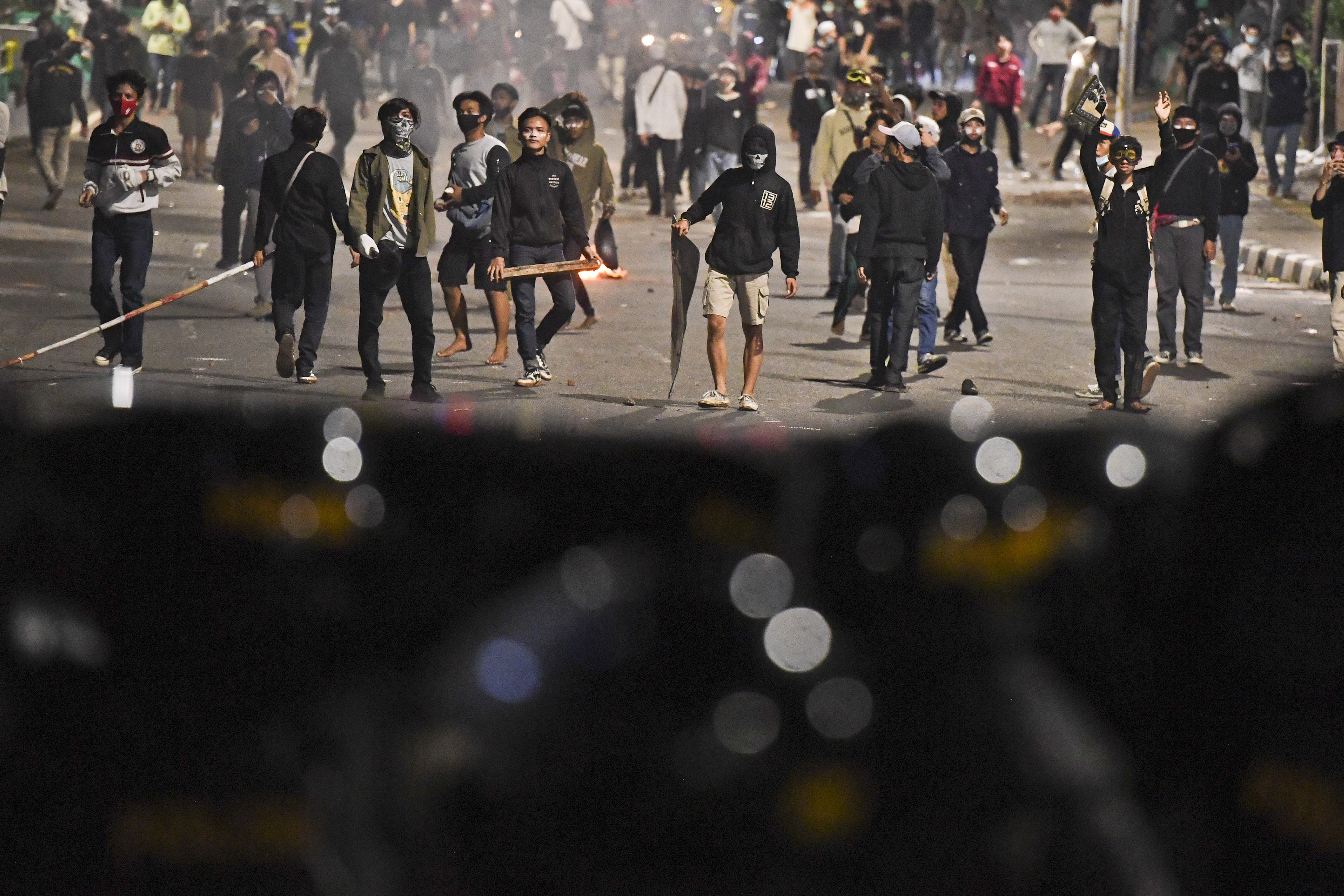 Massa aksi penolak UU Cipta Kerja terlibat bentrok dengan polisi di kawasan Tugu Tani, Jakarta.