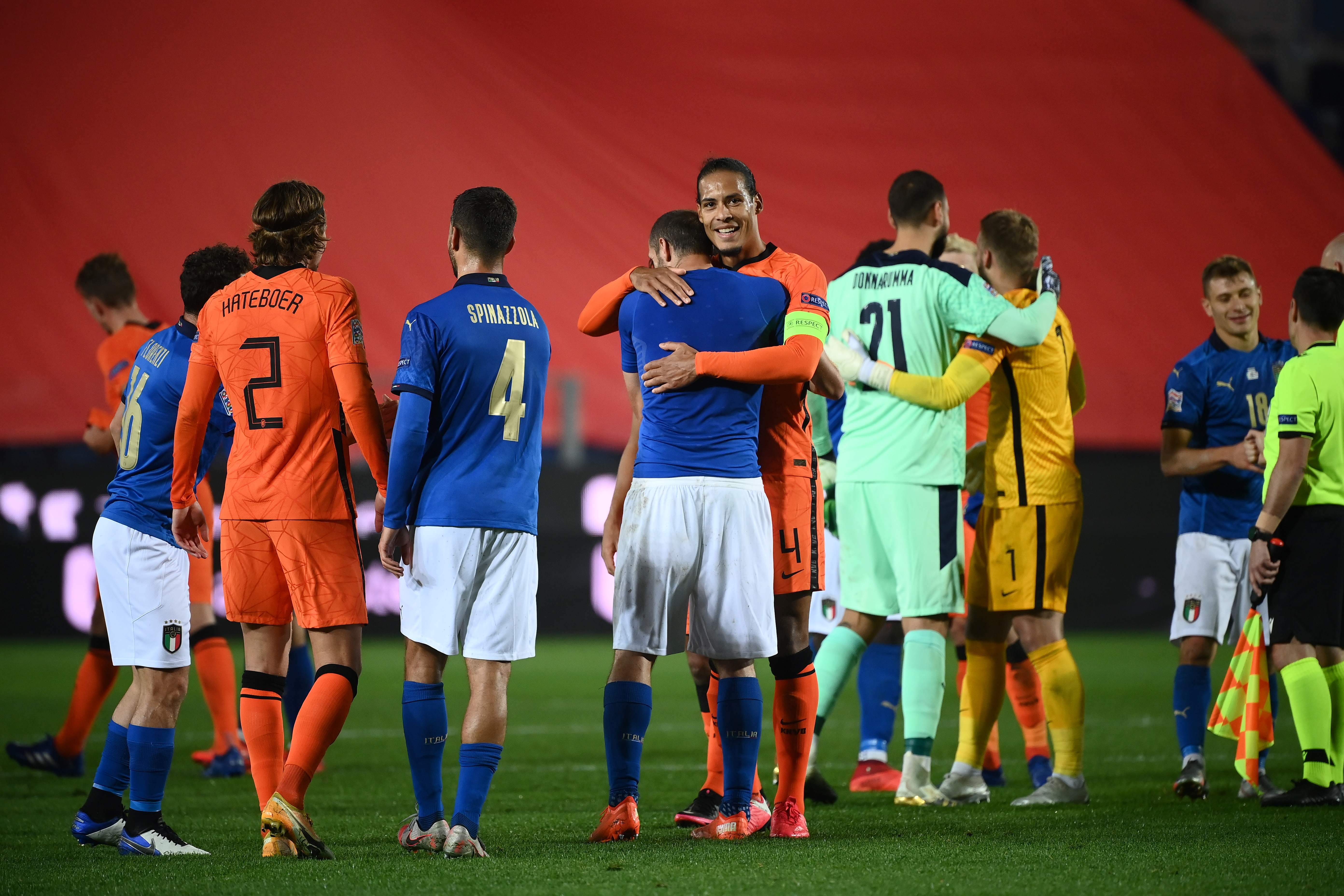 Bek Belanda Virgil van Dijk memeluk pemain belakang Italia Giorgio Chiellini selepas laga Liga Negara UEFA.
